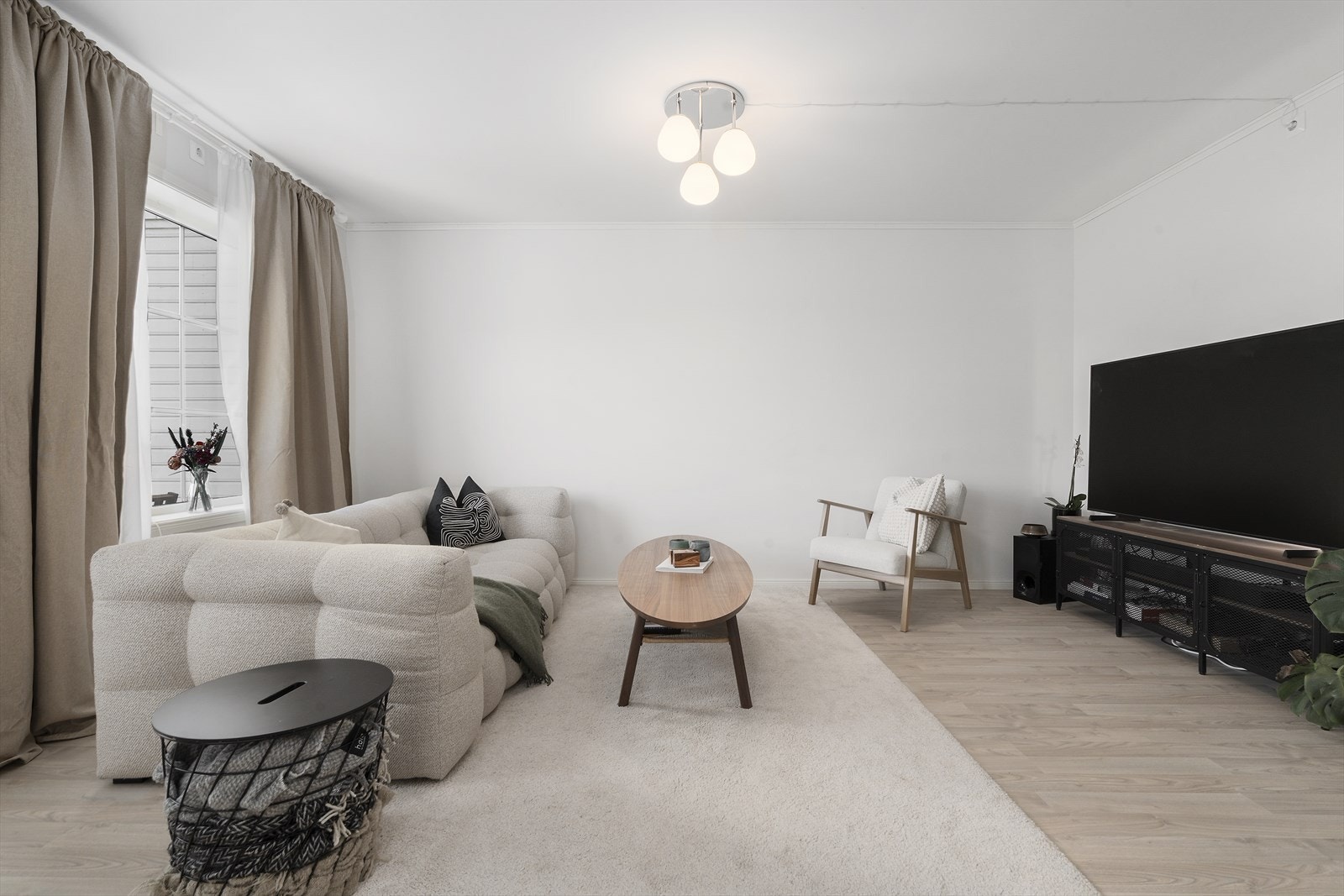 Stuen er lys og innbydende, her kan man innrede etter egne behov og ønsker. Galleribilde