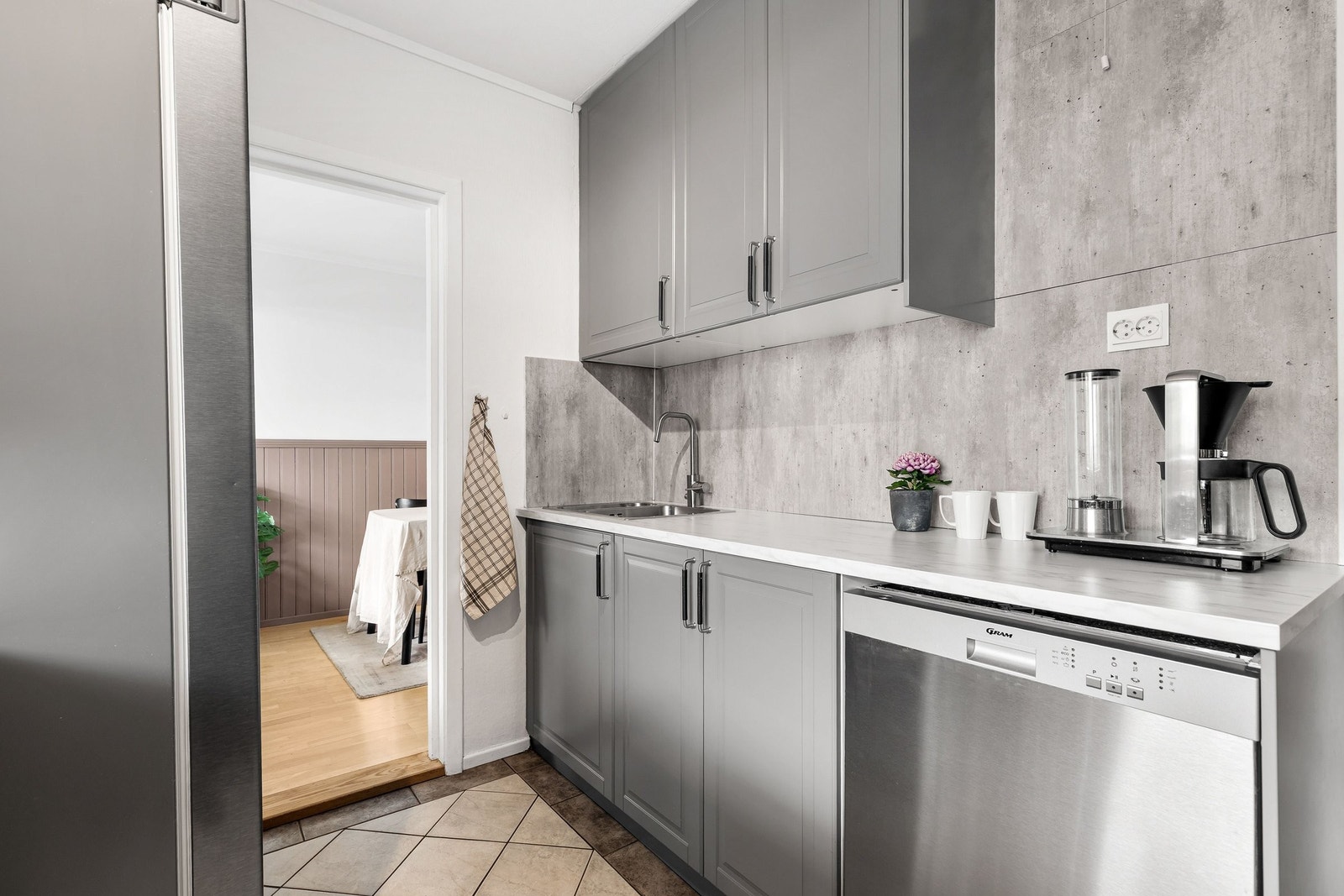 Kjøkken har godt med oppbevaringsplass Galleribilde