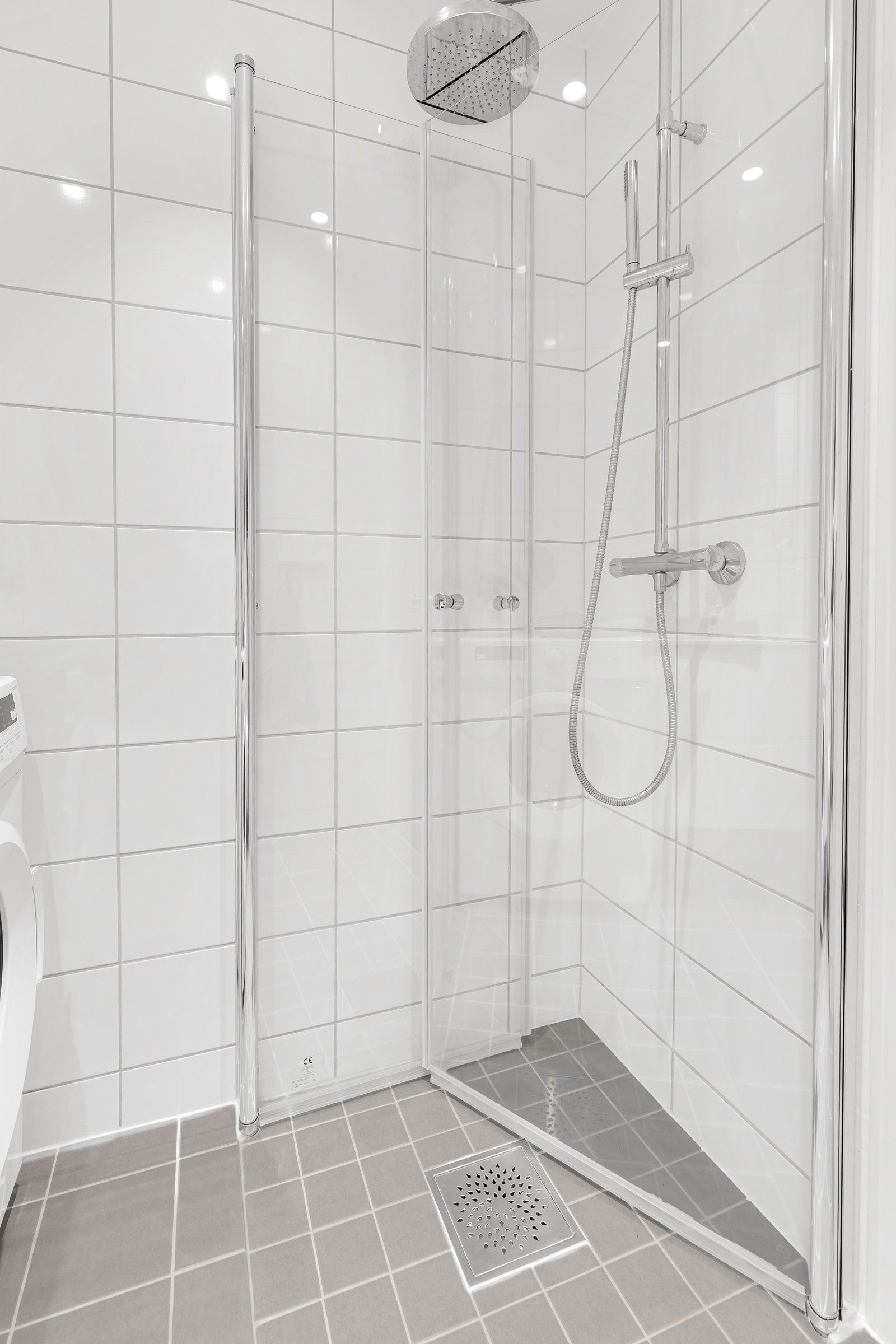 Dusjhjørne med mosaikkfliser og moderne glassvegger Galleribilde