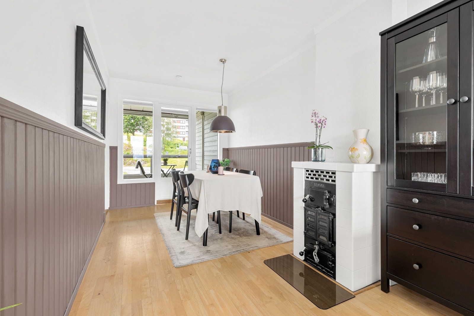 Spisestuen har ildsted Galleribilde