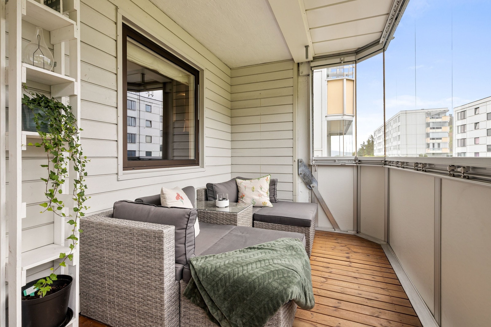 Med god plass på balkong er det mulighet for sittegruppe Galleribilde