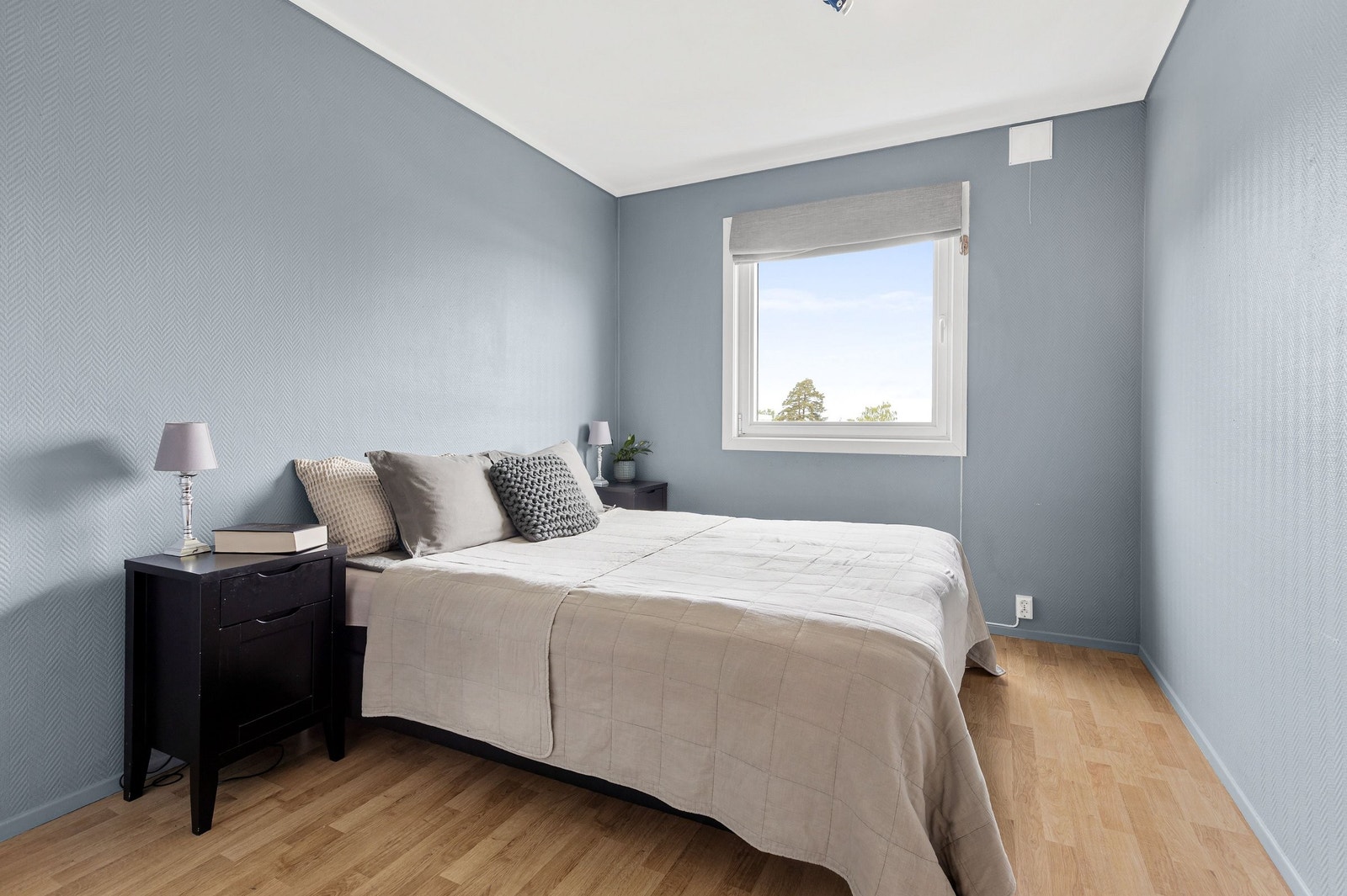 Hovedsoverom med god plass til dobbeltseng Galleribilde