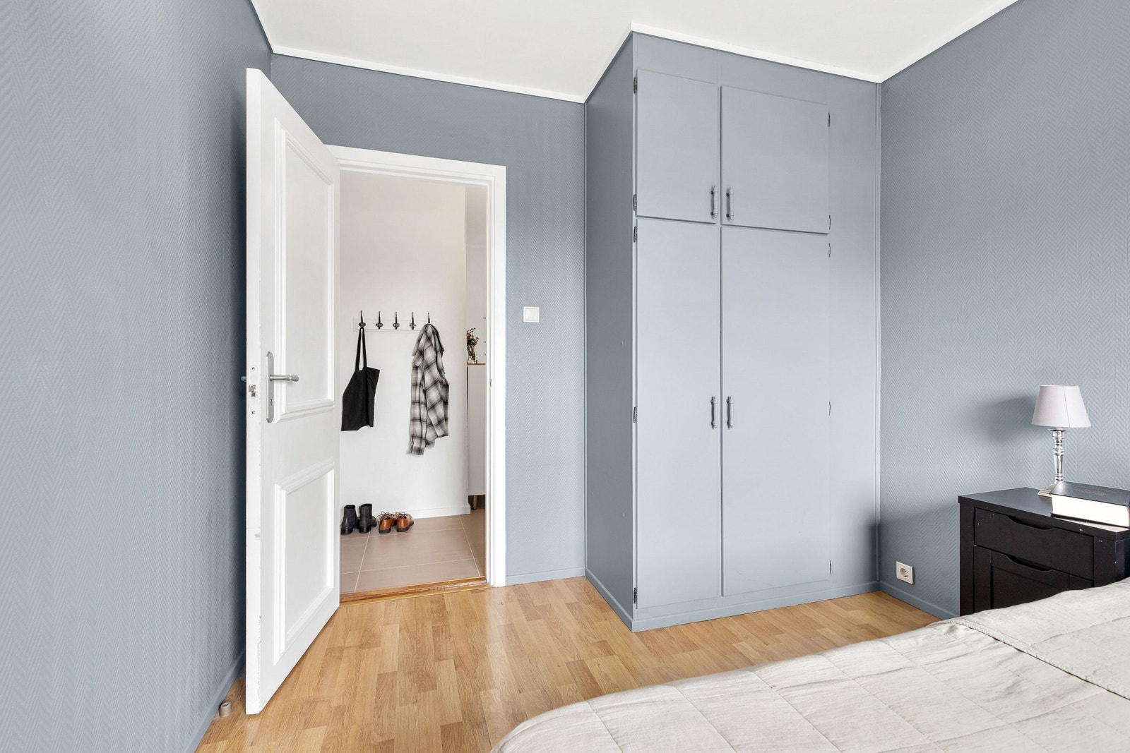 Hovedsoverom har integrert garderobeskap med god oppbevaringsplass Galleribilde