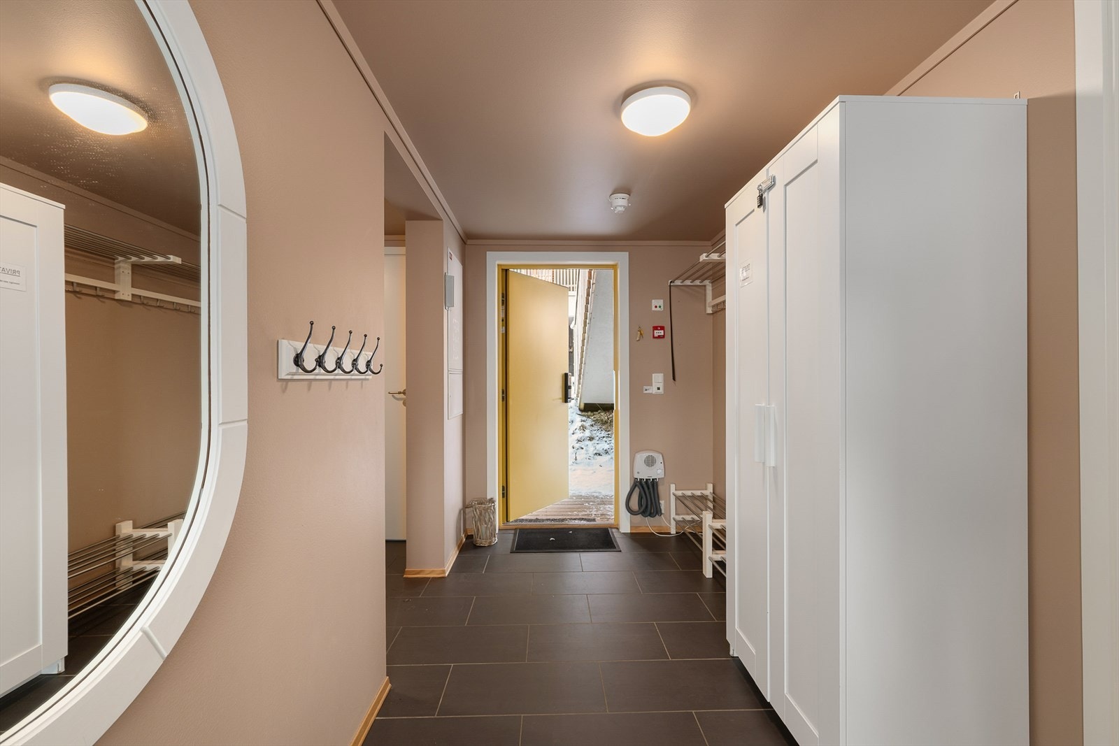 Du ønskes velkommen inn i en romslig entré med flislagt gulv og plass til garderobeløsninger. Galleribilde