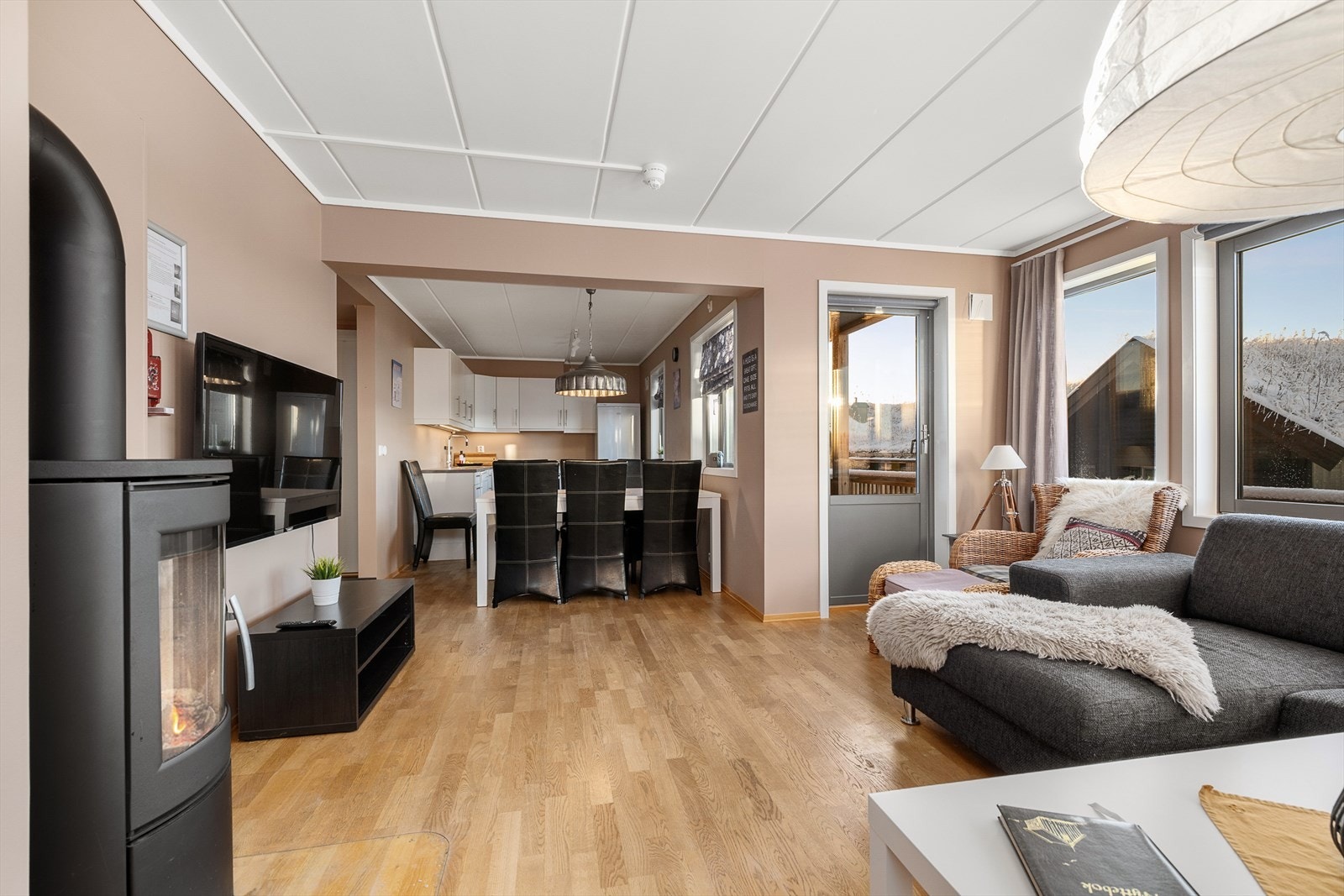 Leiligheten har en sosial og åpen planløsning mellom stue og kjøkken. Galleribilde