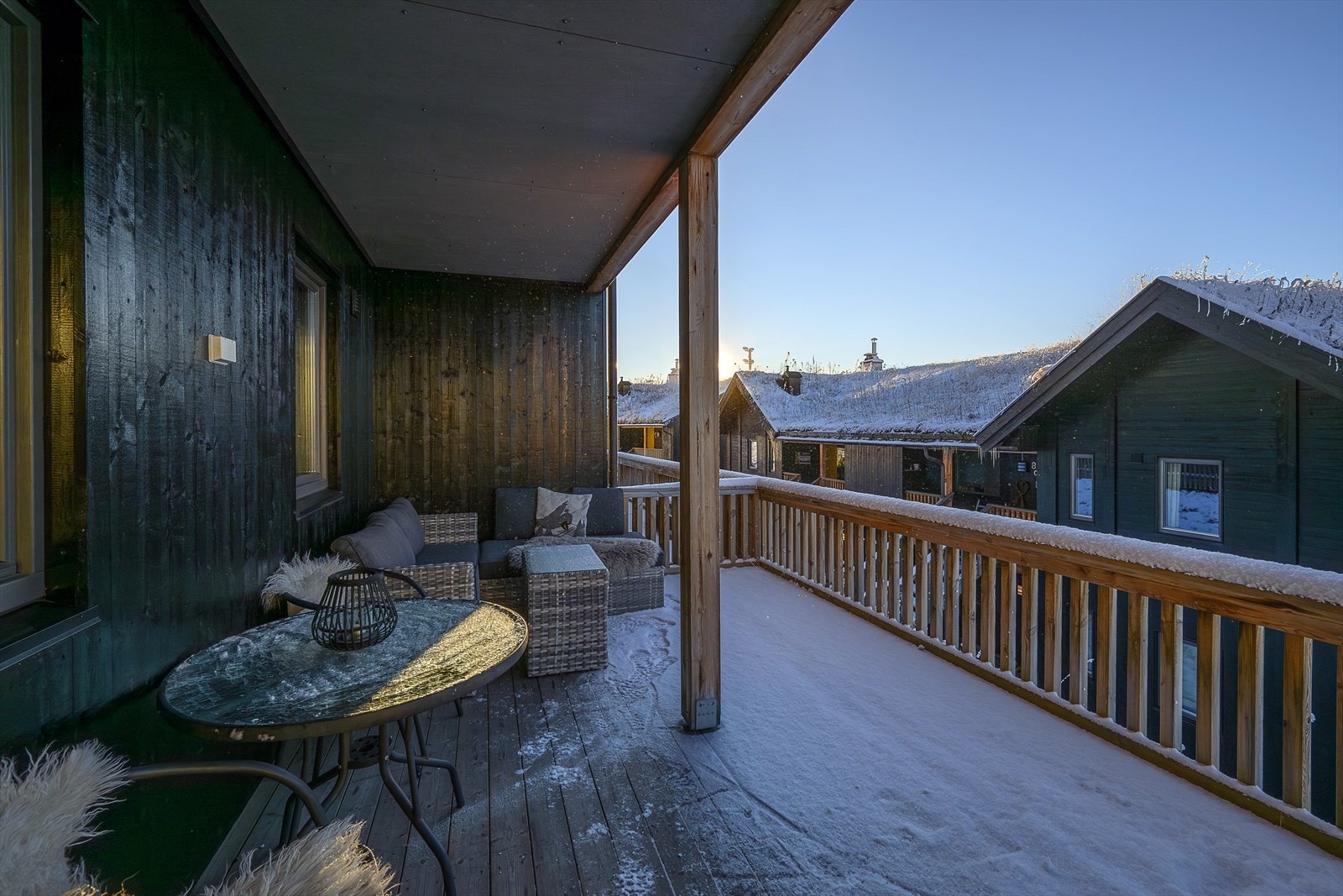 Terrassen er delvis overbygget og har god plass til en sittegruppe. Galleribilde