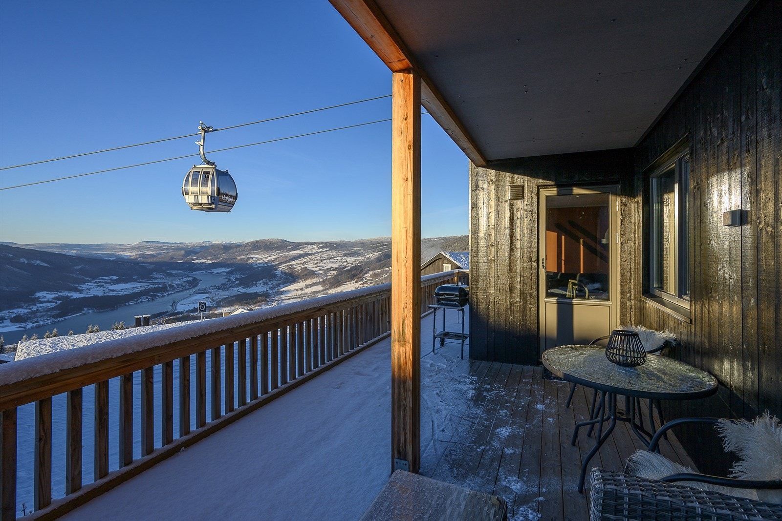 Fra den vestvendte terrassen har du en praktfull panoramautsikt og gode solforhold. Galleribilde