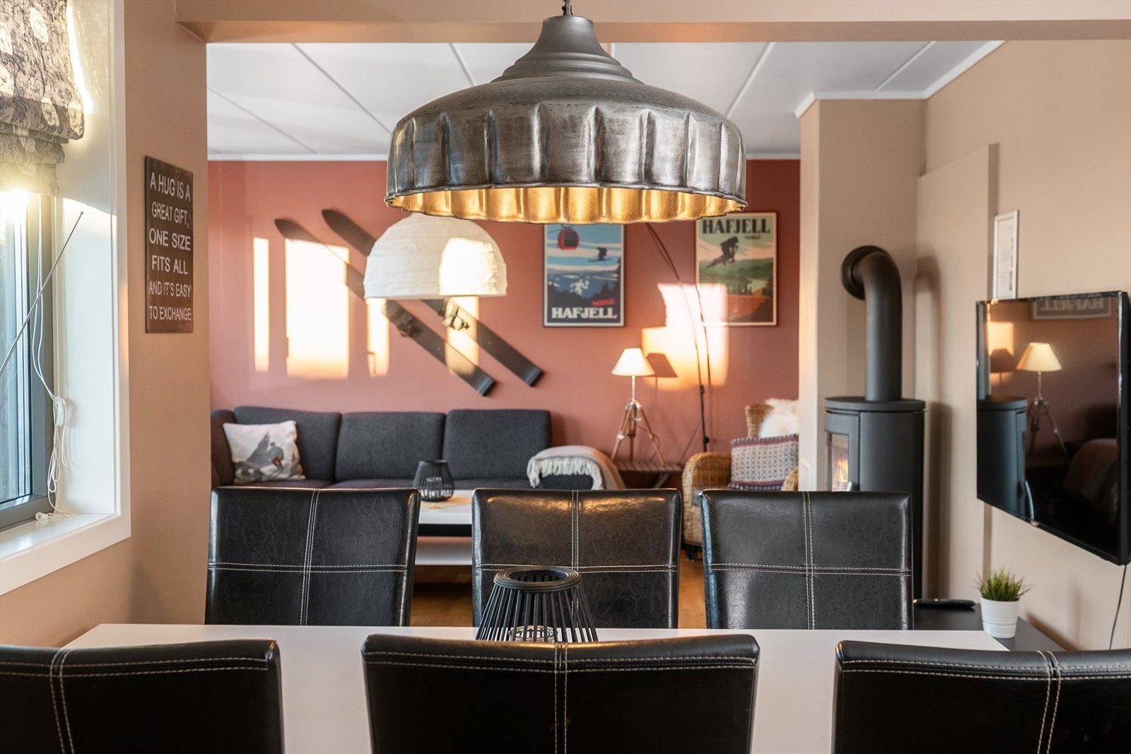 Her kan man nyte måltider med utsikt mot peisen og fjellandskapet. Galleribilde