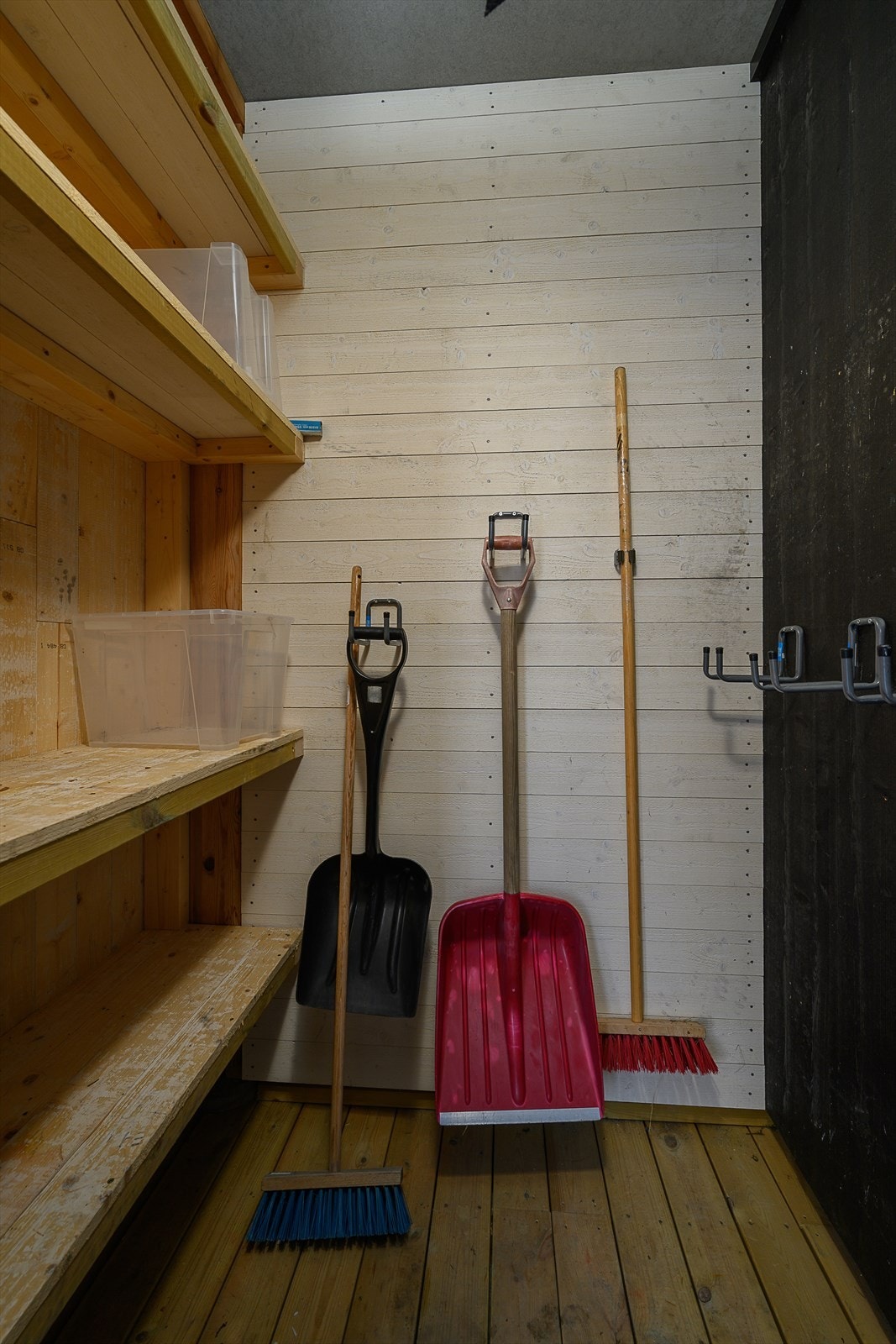 Leiligheten har en bod ved inngangspartiet, med plass til oppbevaring. Galleribilde