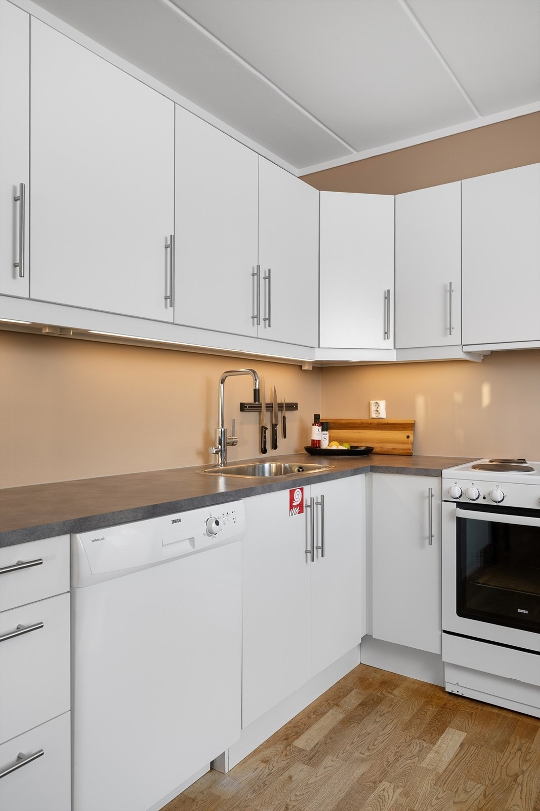 Kjøkkenet er praktisk innredet med laminat benkeplate og opplegg for oppvaskmaskin. Galleribilde