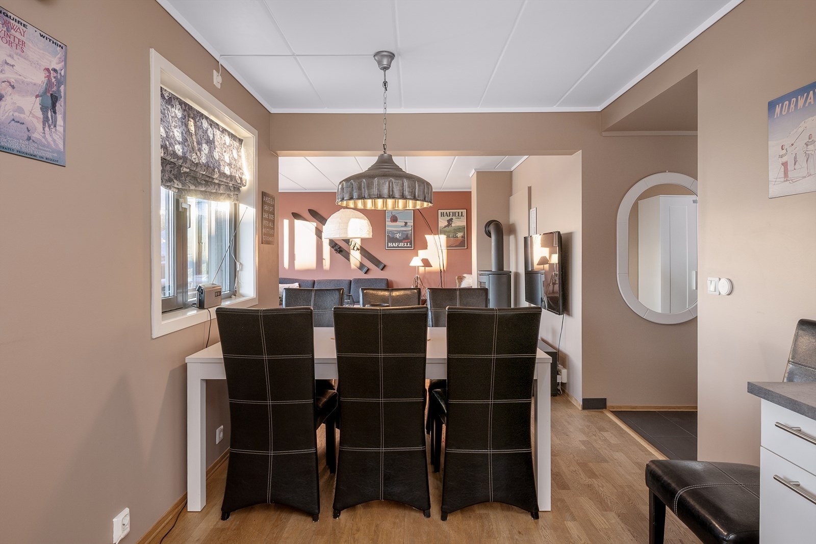 Den åpne løsningen gir god kontakt mellom kjøkken, spisestue og stue. Galleribilde