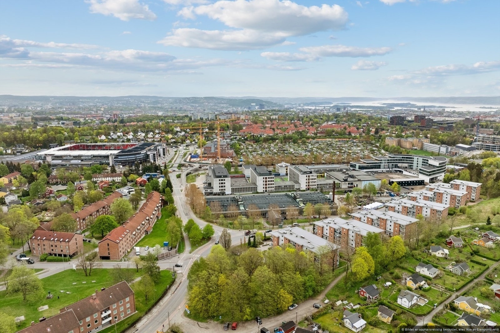 I tillegg ligger handlegaten på Ullevål stadion med butikker, caféer og de fleste servicetilbud, samt T-banestasjon med hyppige avganger en kort gåtur unna. Galleribilde