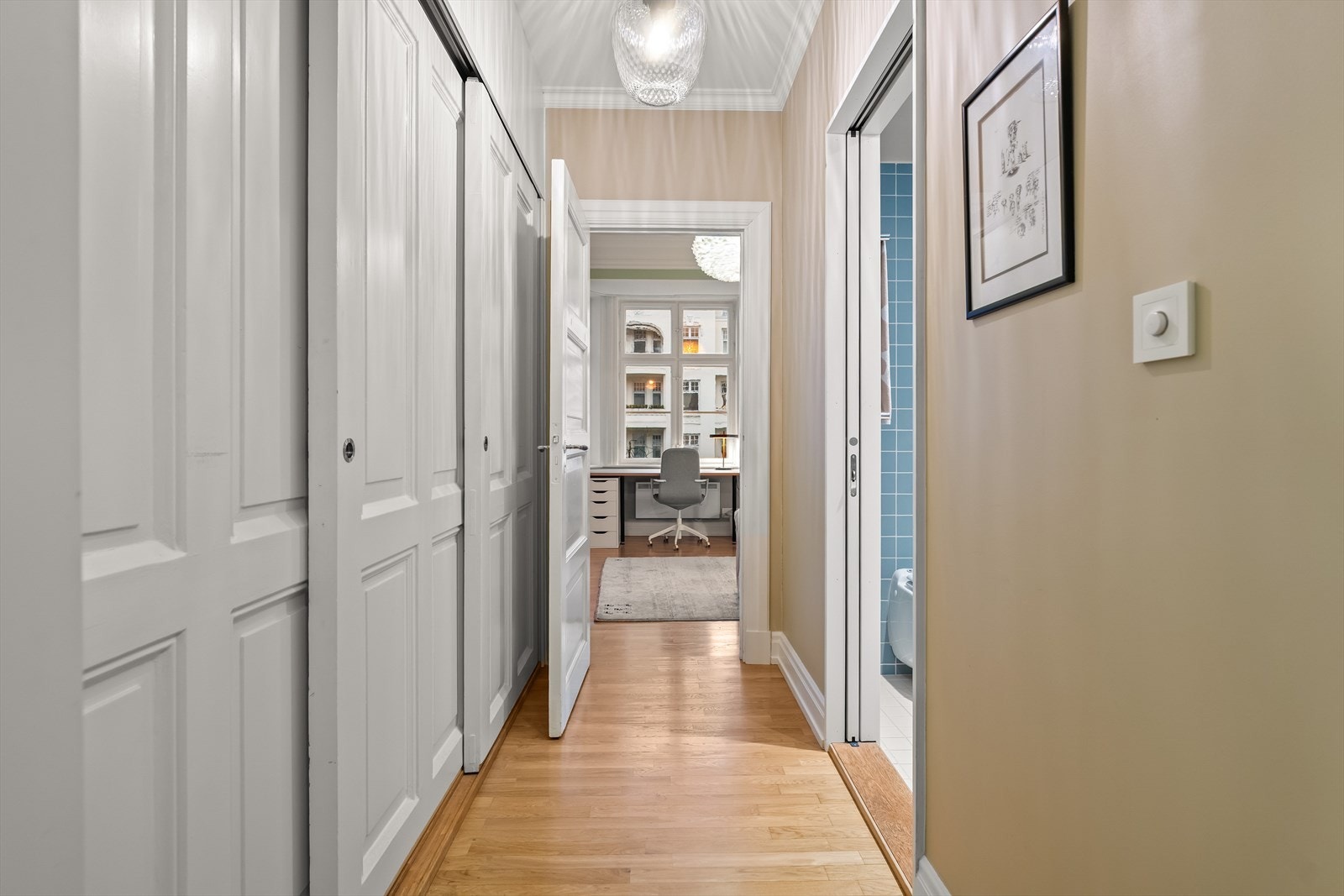 I mellomgang ved soverom 3 er det installert en praktisk nisje for vaskemaskin og tørketrommel - Vaskesonen er adskilt fra gangen med skyvedører som er ombygde hvitmalte dører fra Villa Heftye. Galleribilde