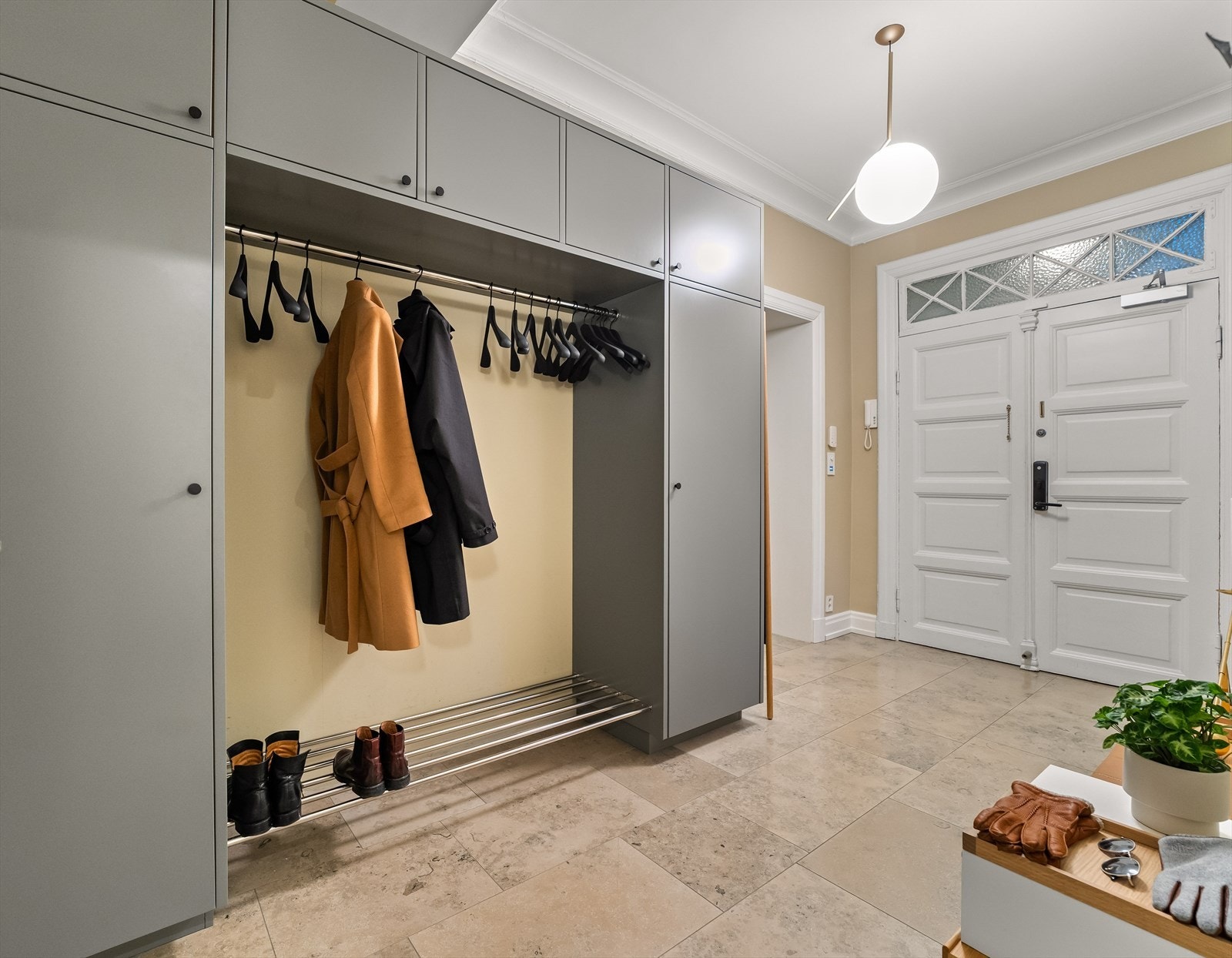 Innbydende og romslig entré med plassbygget garderobeløsning fra Bærum kjøkkensenter. Galleribilde