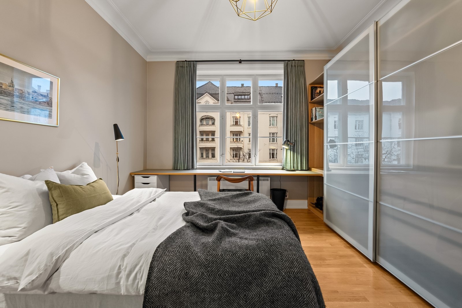 Praktisk snekkerbygget skrivebord på alle soverommene som medfølger leiligheten. Galleribilde