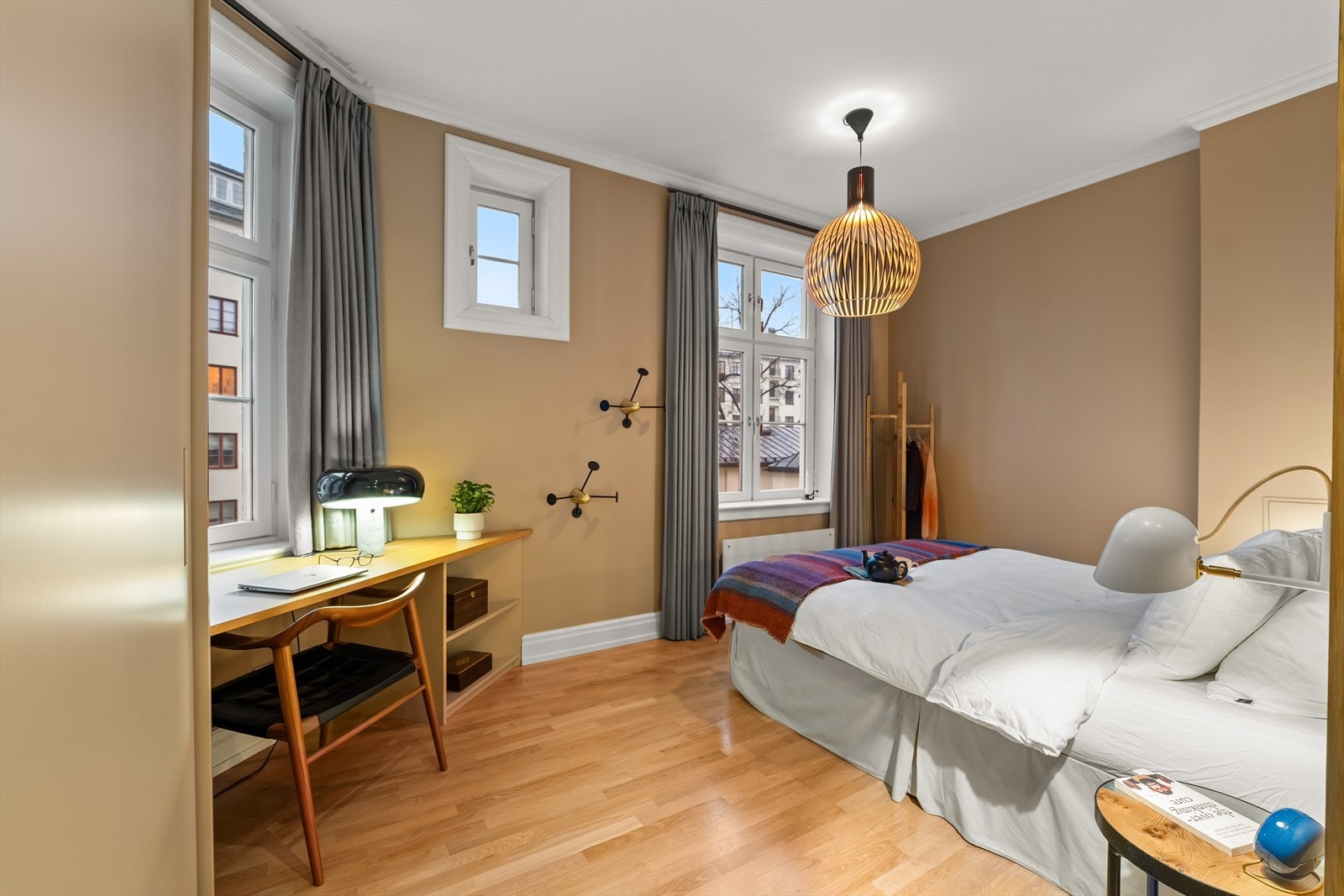 Lunt hovedsoverom med god plass til stor dobbelseng med tilhørende nattbord. Galleribilde