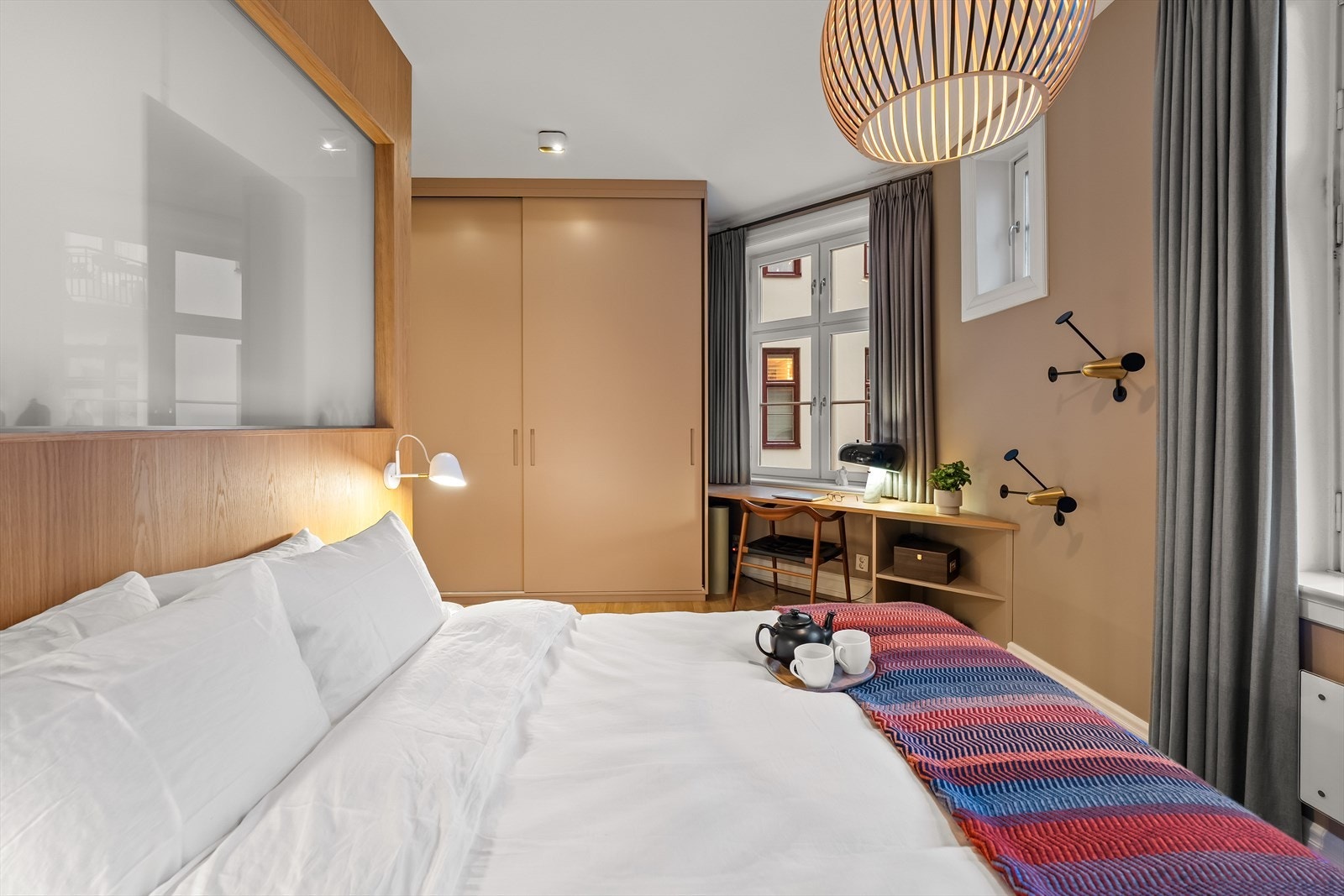 Soverommet har snekkerbygget skap fra Oslo snekkerverksted med innebygget belysning og rikelig med hyller, oppheng og skuffer. Skapet medfølger leiligheten. Galleribilde