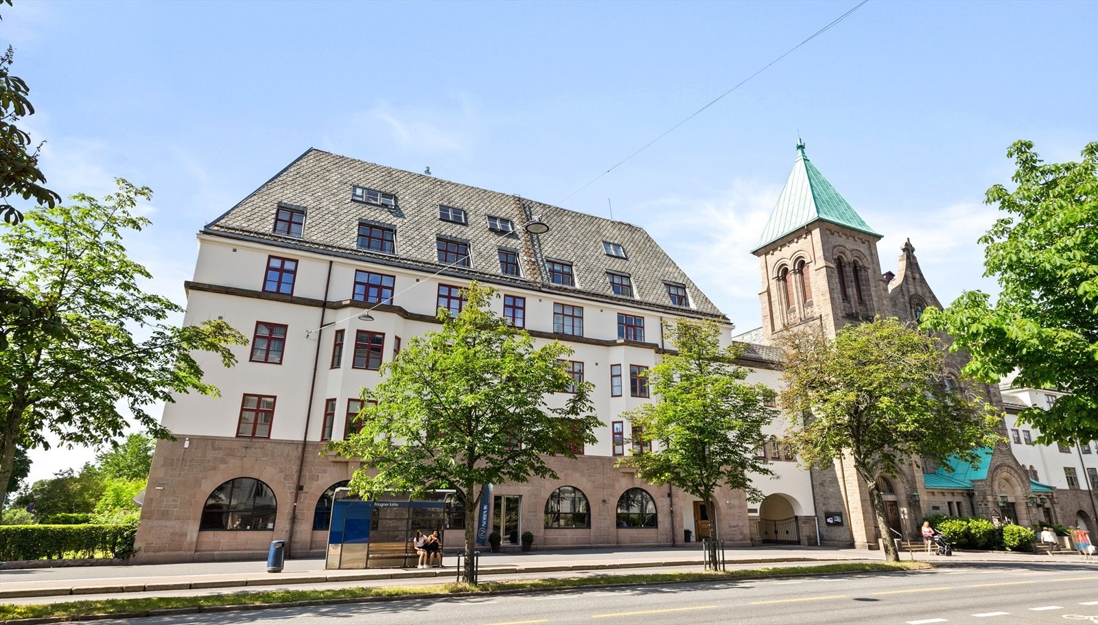 Leiligheten ligger i det populære Gimlekvartalet i 3.etasje i en vakker bygård fra 1920. Galleribilde