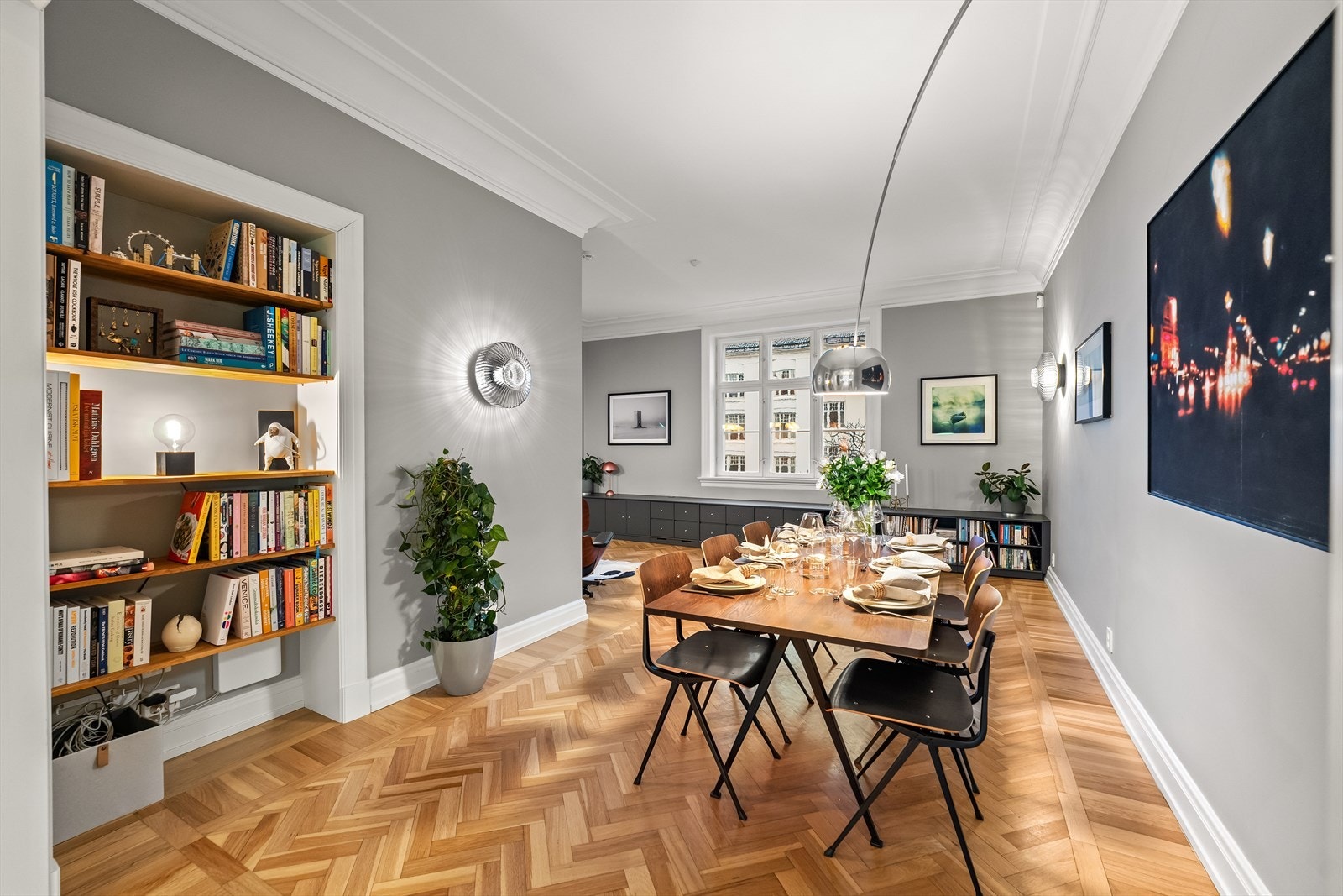 Leiligheten ble oppusset i 2020/2021 med eksklusive materialer og redesignet av interiørarkitekt Linda Evensen Design Ltd. Galleribilde