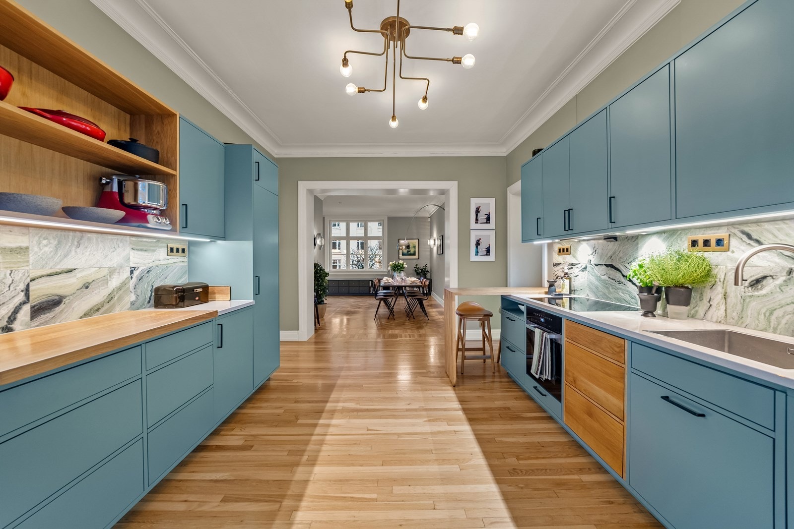 Kjøkkenet oppleves som lyst og funksjonelt. Galleribilde