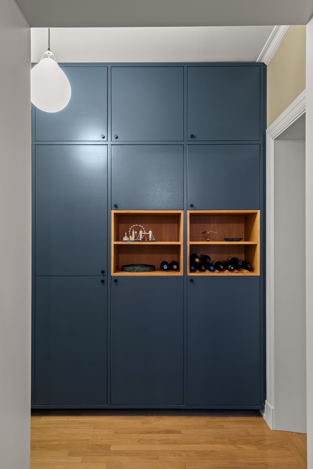 Enkelte åpne hyller i eik gir et flott spill i skapseksjonen. Galleribilde