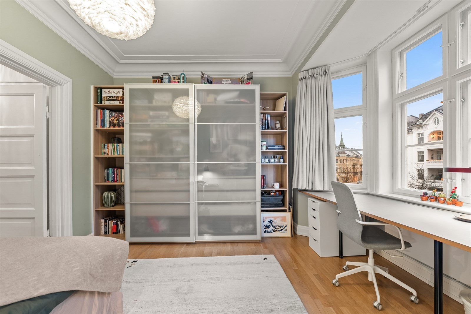 Rommet har en flott karnapp med skrivepult. Sommerstid er området grønt og frodig. Garderobeskapet medfølger i handelen. Galleribilde