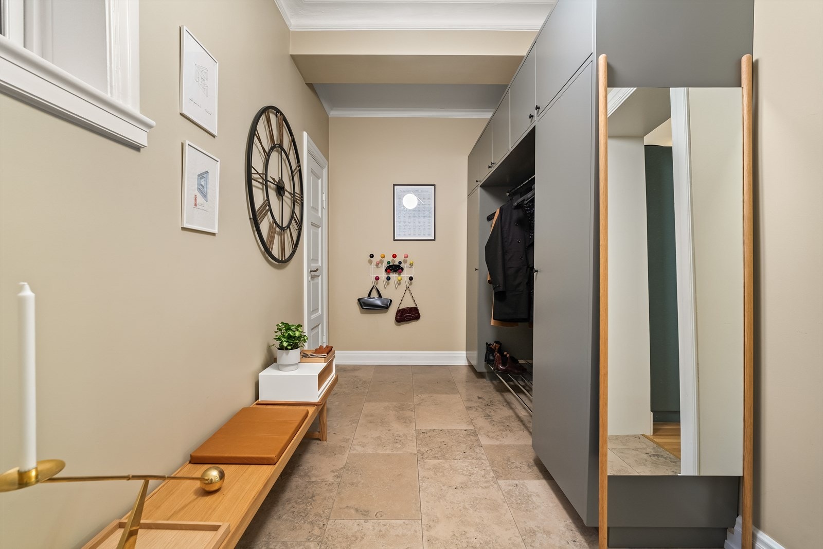 Entréen/hallen har naturstein på gulvet med gulvvarme. Galleribilde