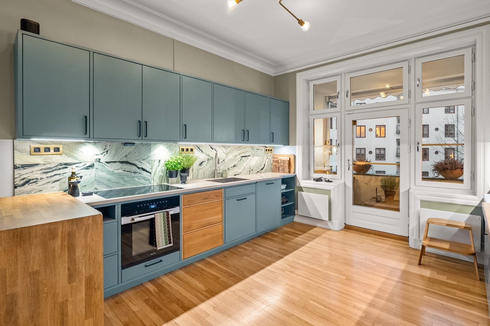 Det medfølger integrert komfyr, induksjonsplatetopp, oppvaskmaskin samt kjøleskap og fryser under benk - Alle hvitevarer er fra Miele. Galleribilde