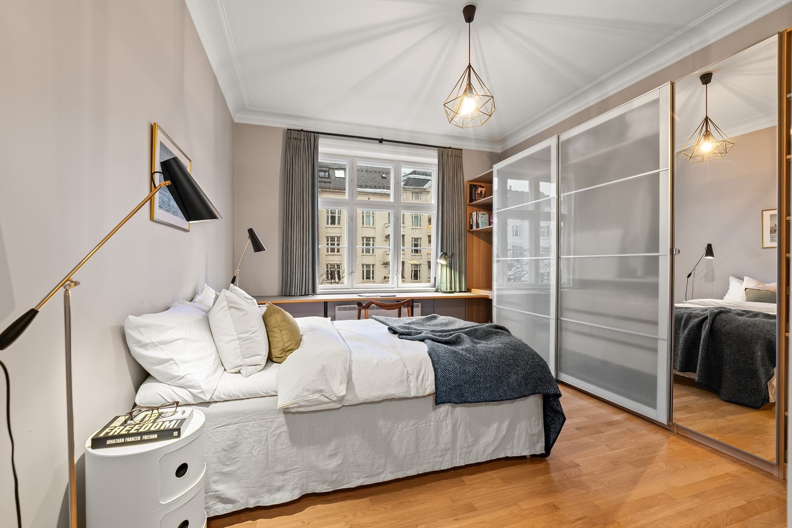 Soverommet har god plass til dobbeltseng og tilhørende møblement Galleribilde