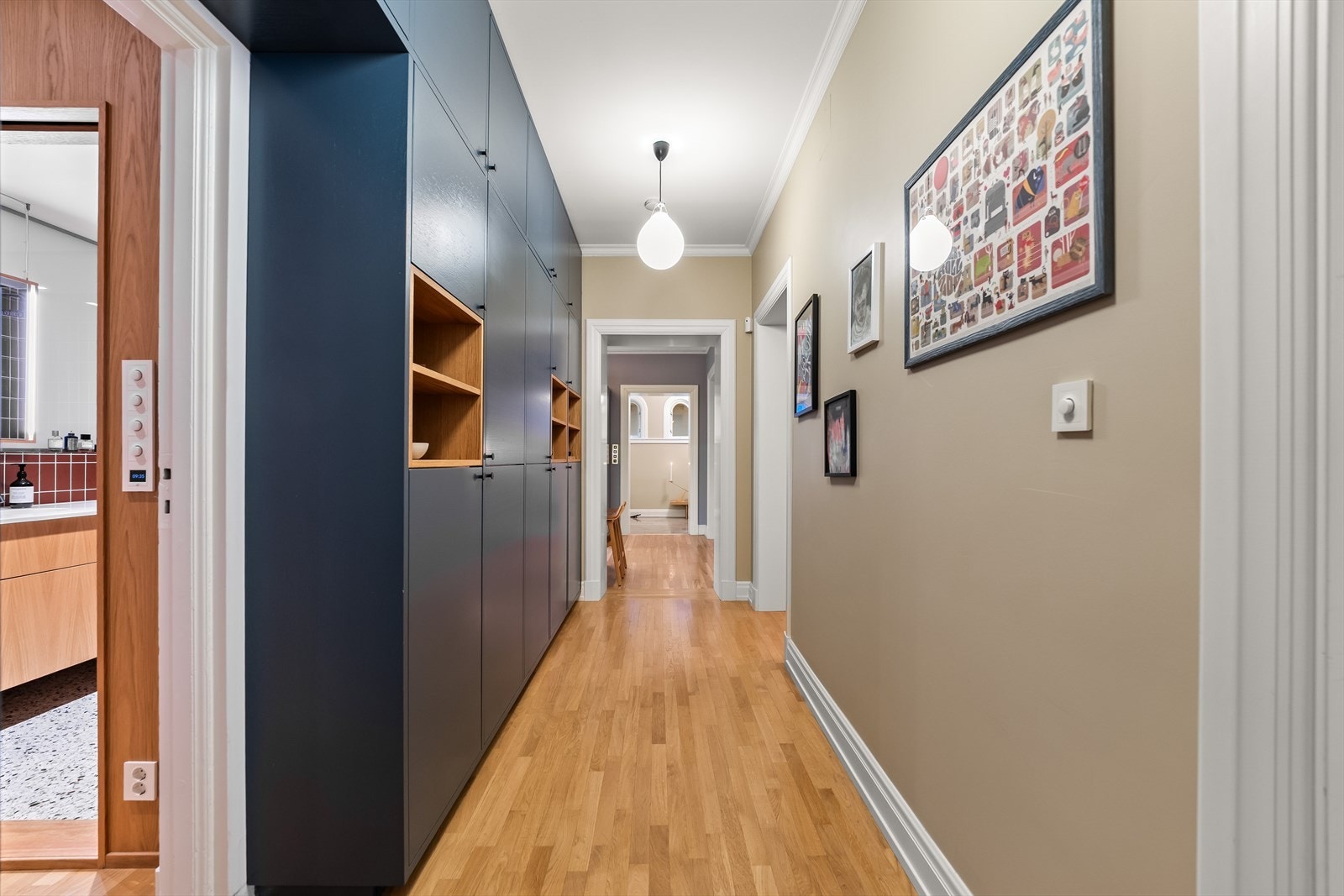 Gangen mellom soverommene er praktisk utnyttet med rikelig med skapplass. Galleribilde