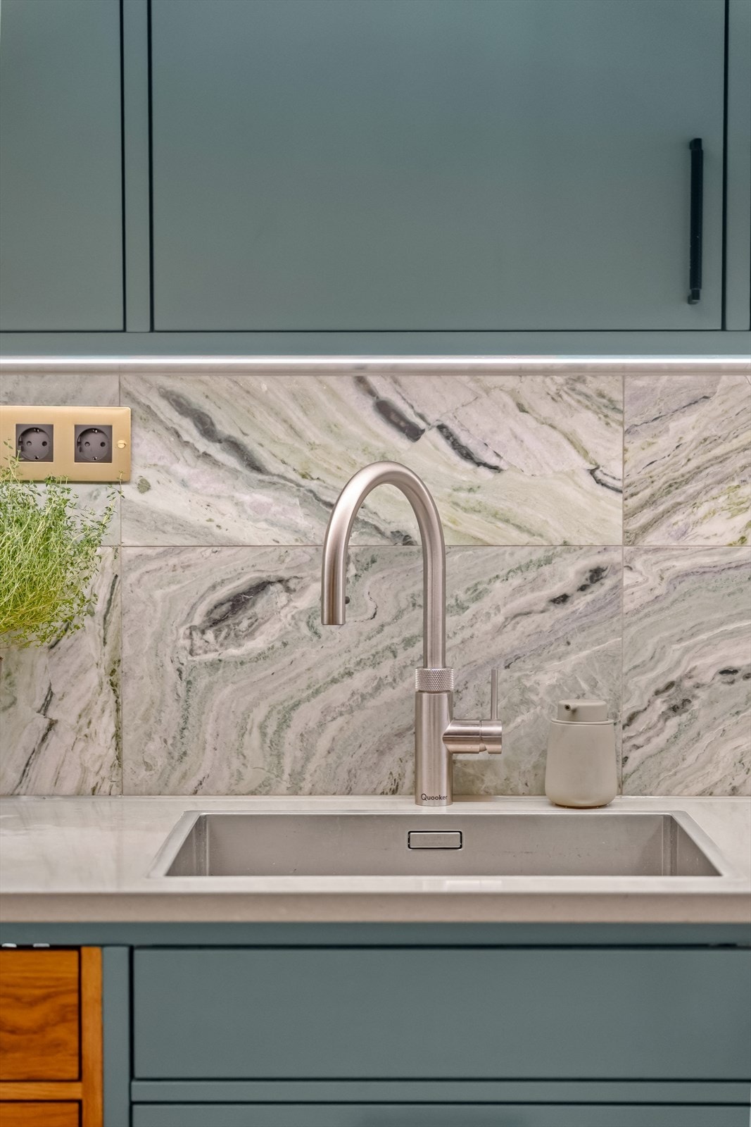 Over benk er det lagt eksklusive marmorfliser fra Fired Earth, og kjøkkenet er utstyrt med flushlimt oppvaskkum og Quooker kjøkkenbatteri Galleribilde