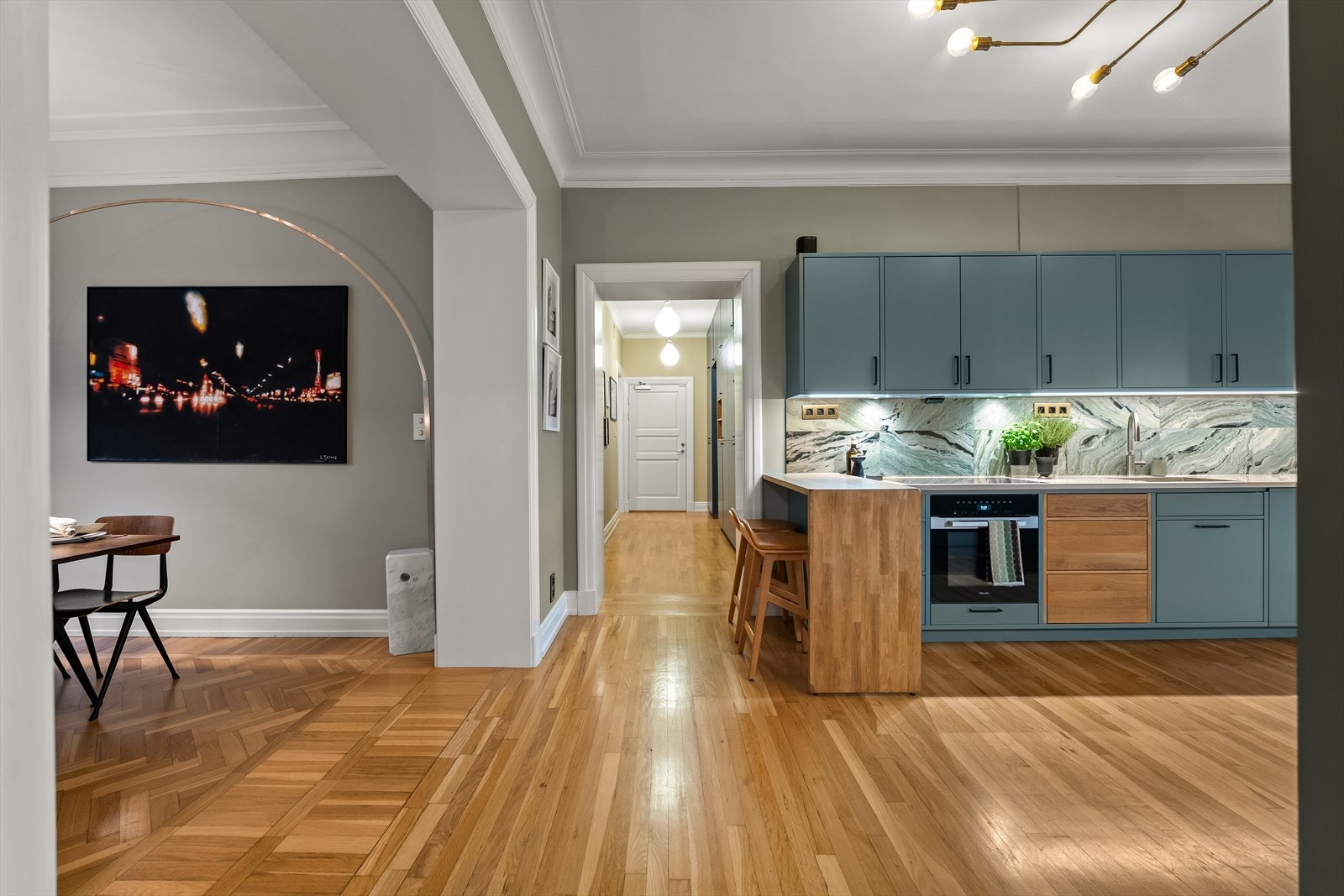 Boligen er funksjonelt inndelt i to soner: En privat sone med soveværelser og bad, og en oppholdssone med kjøkken, stue, medierom, toalettrom samt entré/hall. Galleribilde