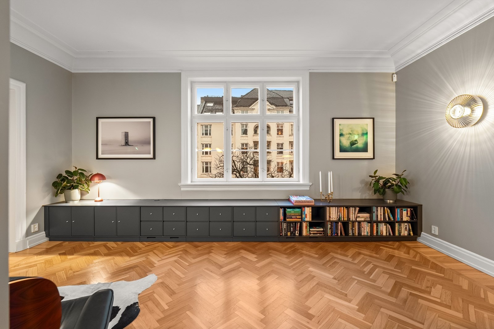 Stuen har en lekker eikeparkett av god kvalitet og Montana benk med rikelig med oppbevaringsplass. Benken medfølger leiligheten. Galleribilde