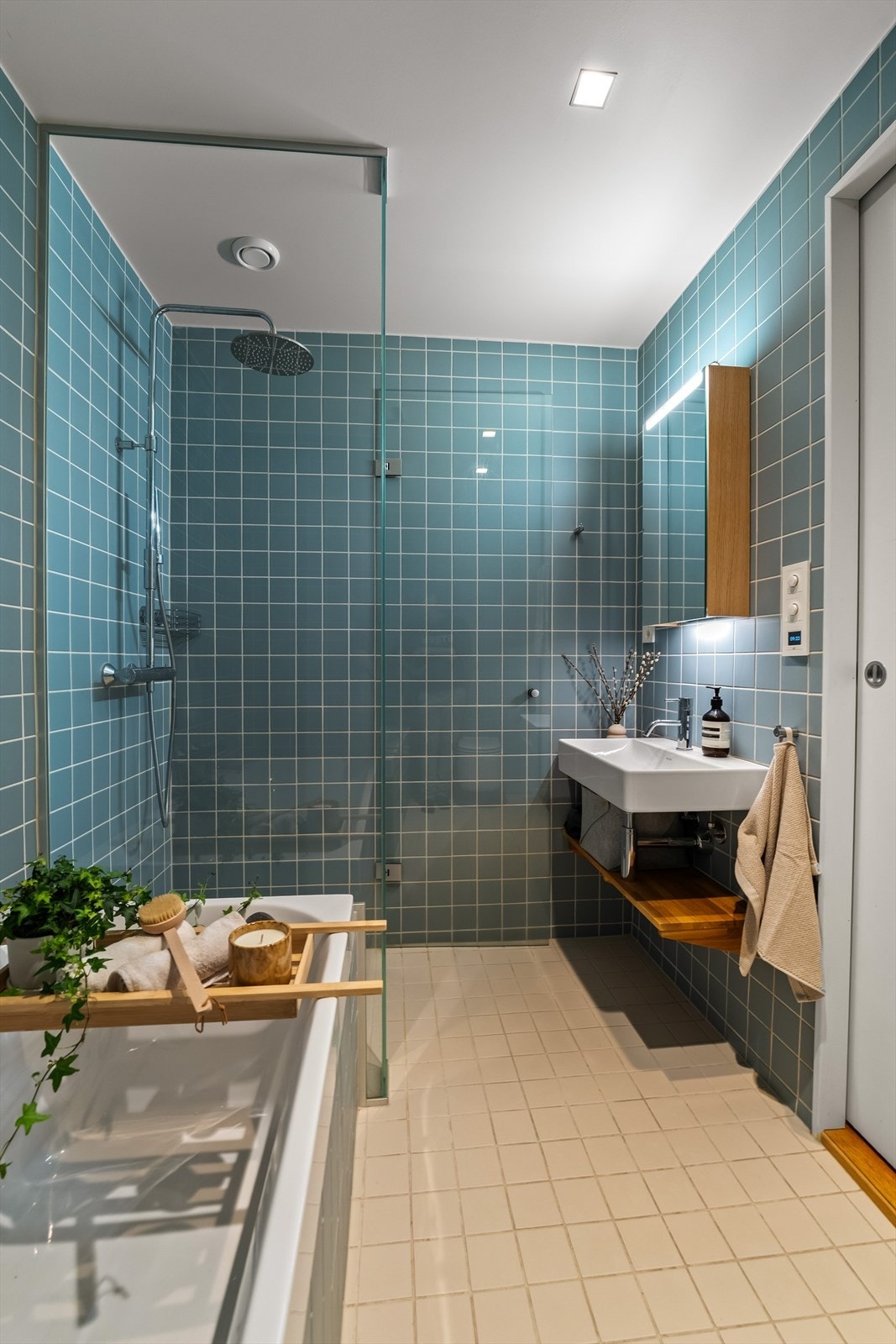 Praktisk speilskap i eik med belysning Galleribilde