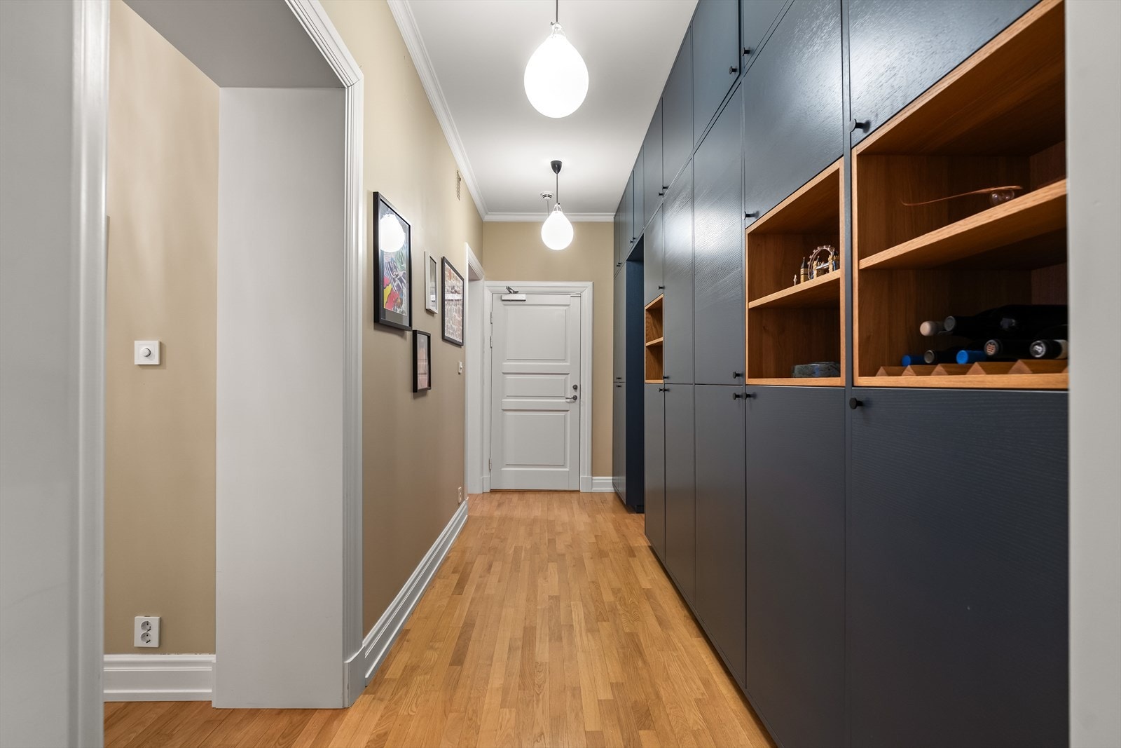 Mellomgang med plassbyggede skap (gulv til tak) levert fra Bærum kjøkkensenter som medfølger leiligheten. Galleribilde