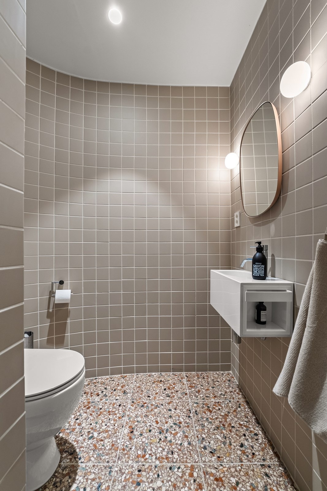 Leiligheten har et praktisk toalettrom med inngang fra entréen - Rommet har Terrazzofliser, varme i gulvet og vindu. Galleribilde