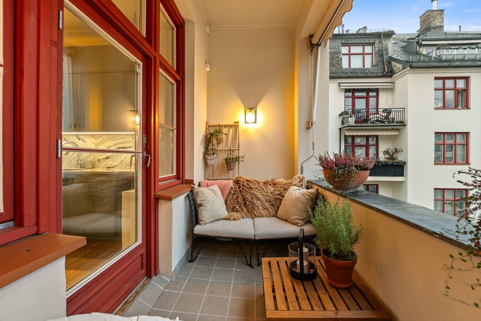 Fra kjøkkenet er det utgang til balkongen på ca. 5 kvm som ligger vendt ut mot usjenert bakgård -Her er solen fra ca 11-19 sommerstid. Galleribilde