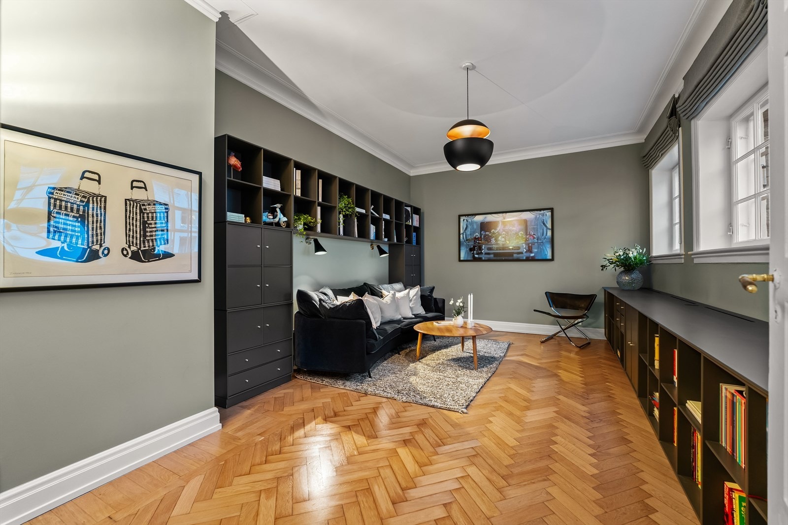 Medierommet har eksklusive plassbyggede oppbevaringsmoduler fra Montana som medfølger leiligheten. Galleribilde