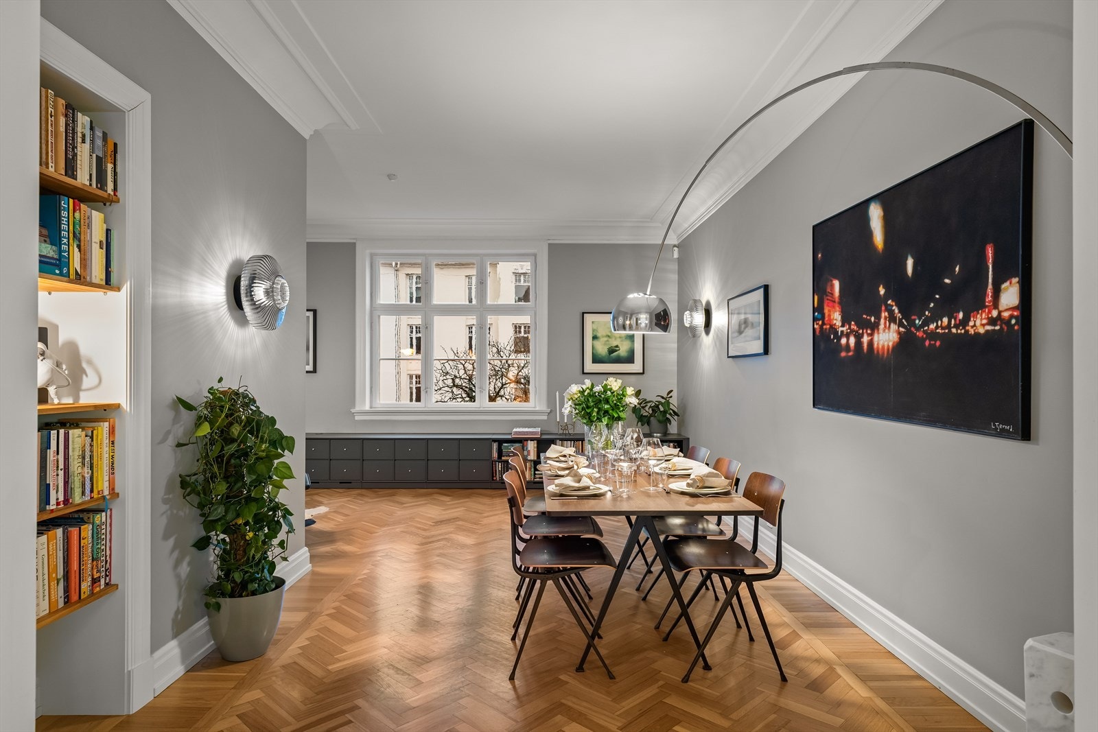 Til tross for omfattende modernisering er originale detaljer godt bevart, blant annet gulv, vinduer mot gate, samt tilpassede eldre dører og beslag. Galleribilde