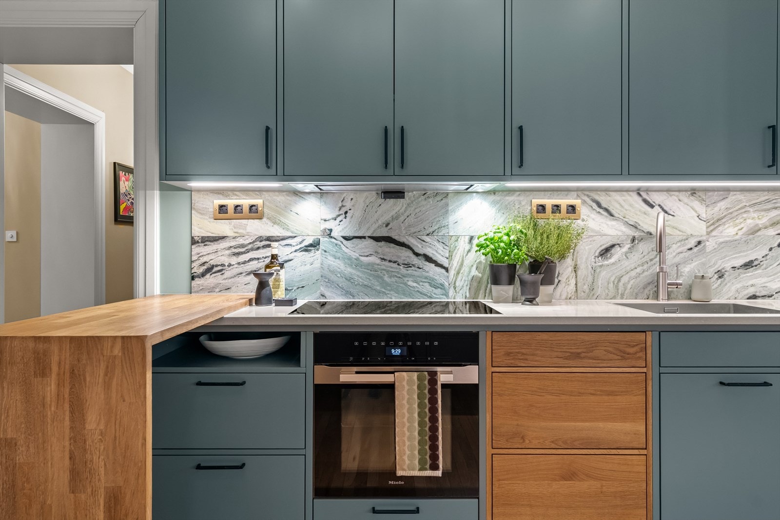 Det er benkeplate i heltre eik samt benkeplate i komposittstein. Galleribilde