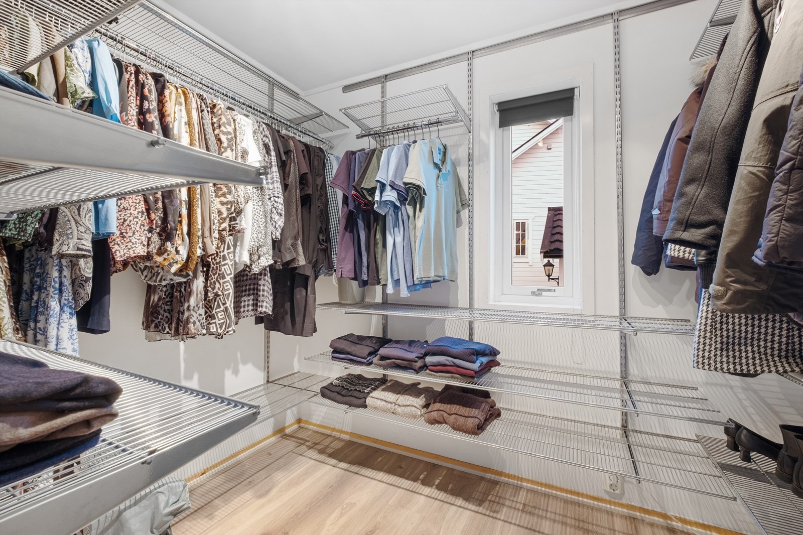 Praktisk hyllesystem med effektiv oppbevaringsløsning som gir god plass til klær Galleribilde