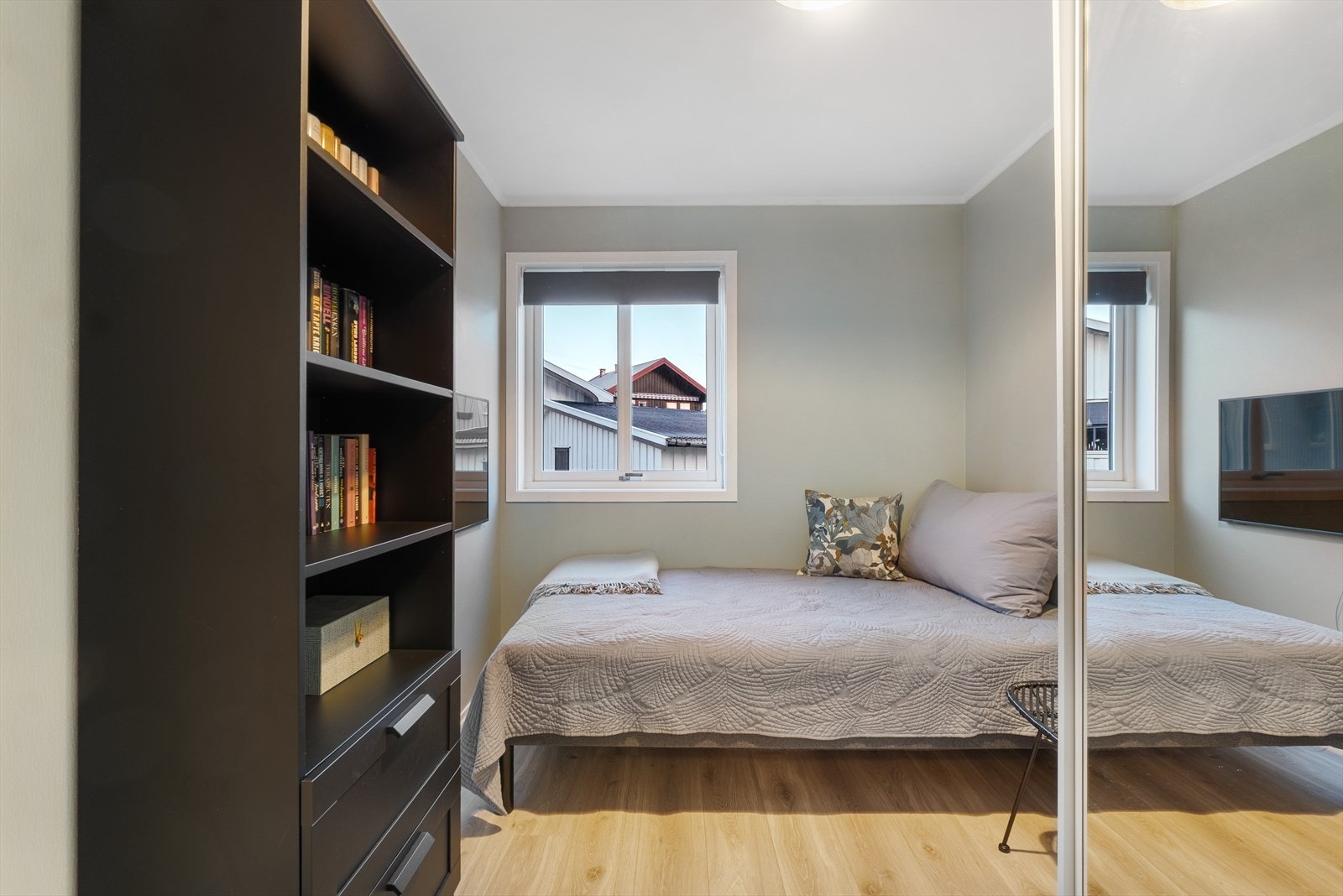 Soverom 2 har fin plass til seng og møblement. Galleribilde