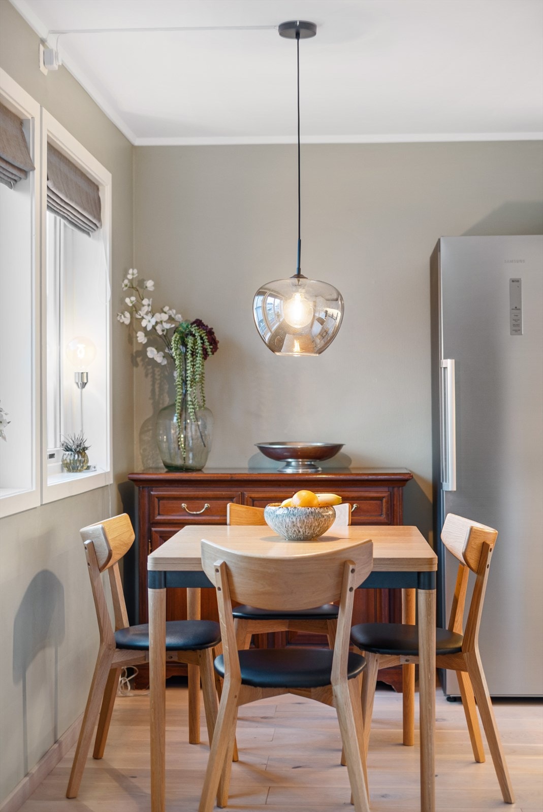 Praktisk belysning over spiseplassen. Galleribilde