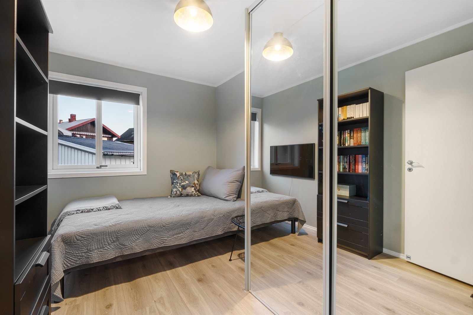 Skyvedørsgarderobe gir effektiv oppbevaring og speilflater som øker romfølelsen. Galleribilde