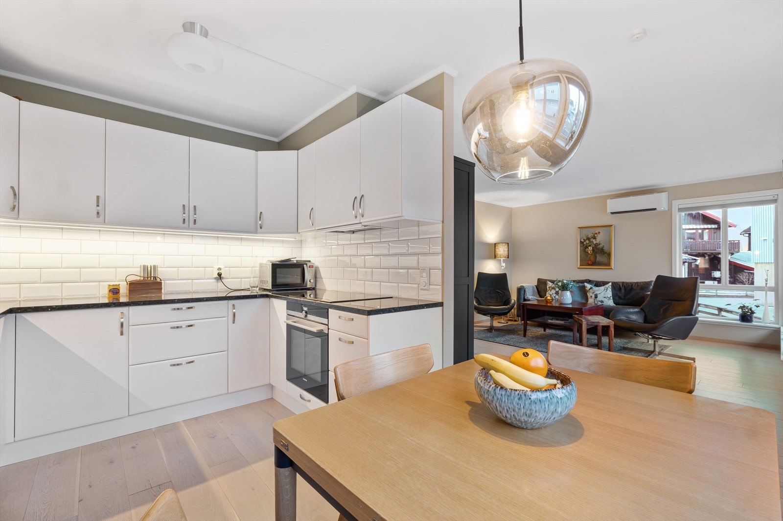 Det er åpen planløsning mellom kjøkken og stue. Galleribilde