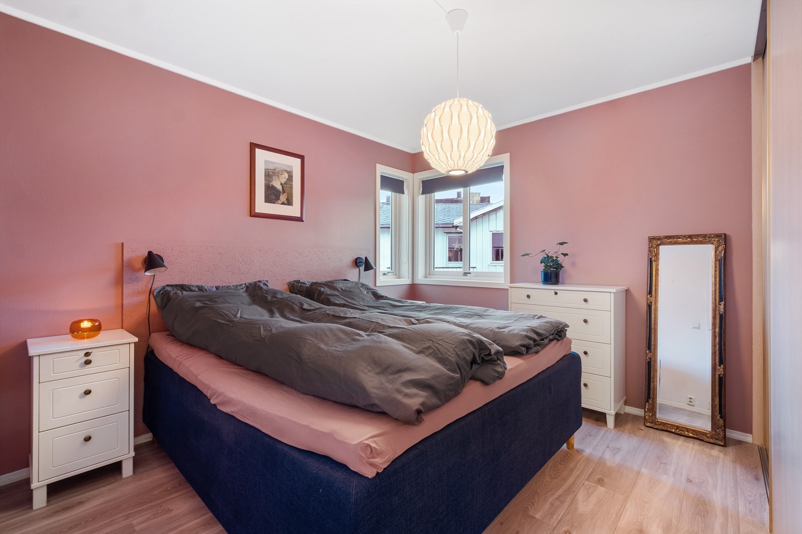 Hovedsoverommet har plass til dobbeltseng og har en sprek farge. Galleribilde