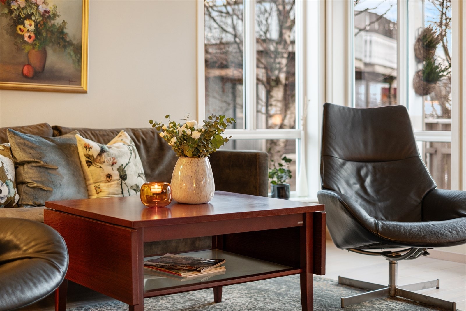 Store vinduer gir naturlig lys og en god romfølelse. Galleribilde