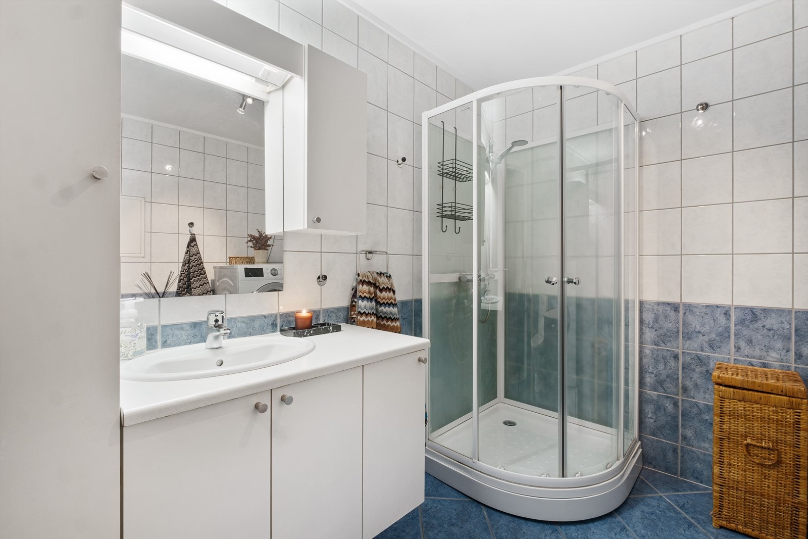 Badet er i hovedsak fra byggeår, men har fått noen oppgraderinger som nytt toalett og nyere dusjkabinett. Galleribilde