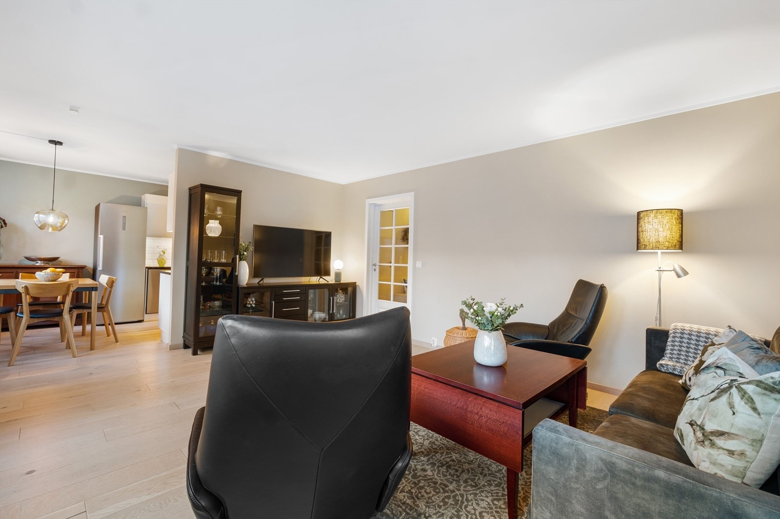 Stuen har delikate fargevalg og en åpen løsning. Galleribilde