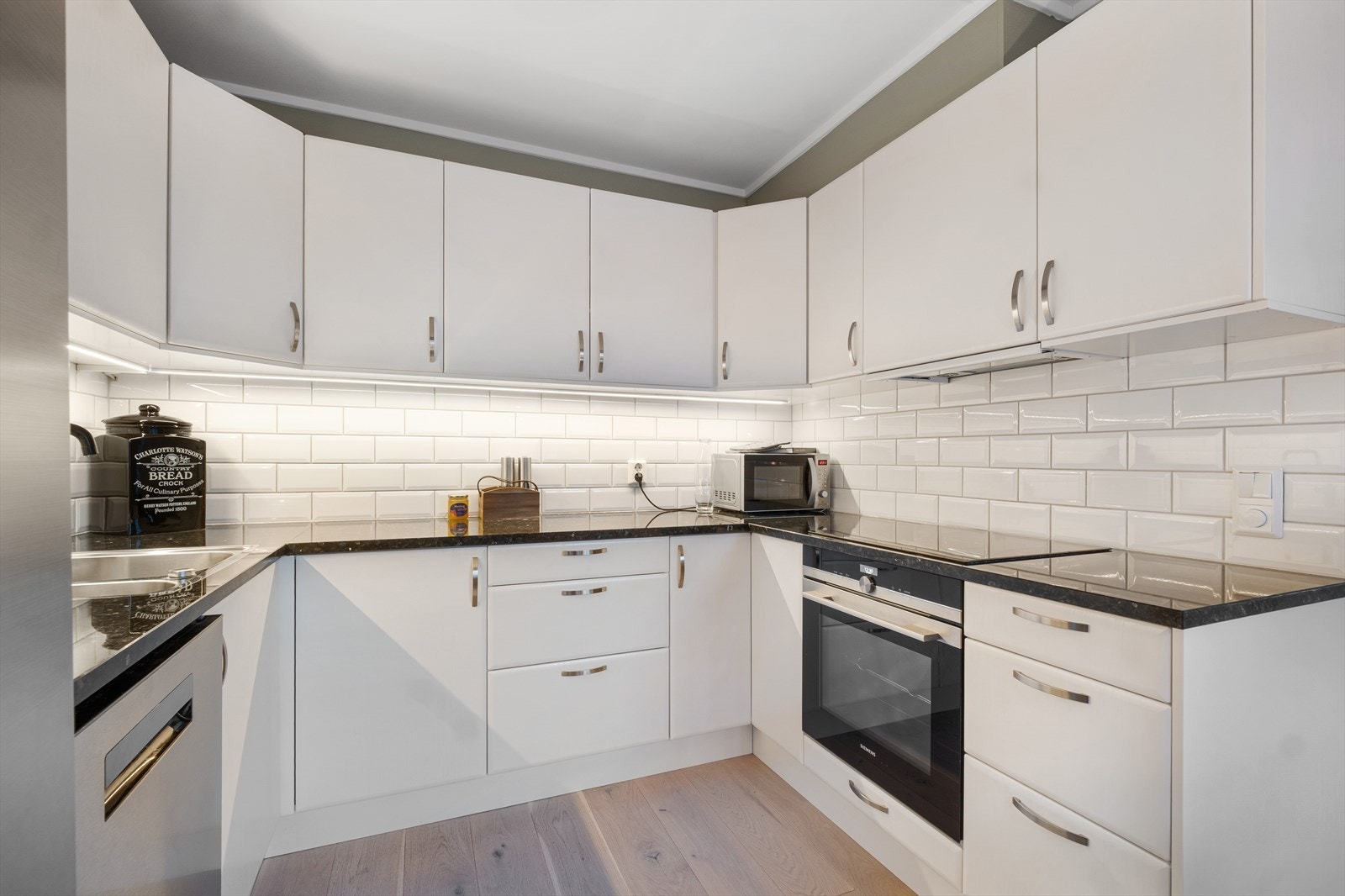 Kjøkkenet er oppgradert med kjøkkenfornyeren og har en stilfull innredning. Oppvaskmaskin, komfyr og platetopp medfølger salget. Galleribilde